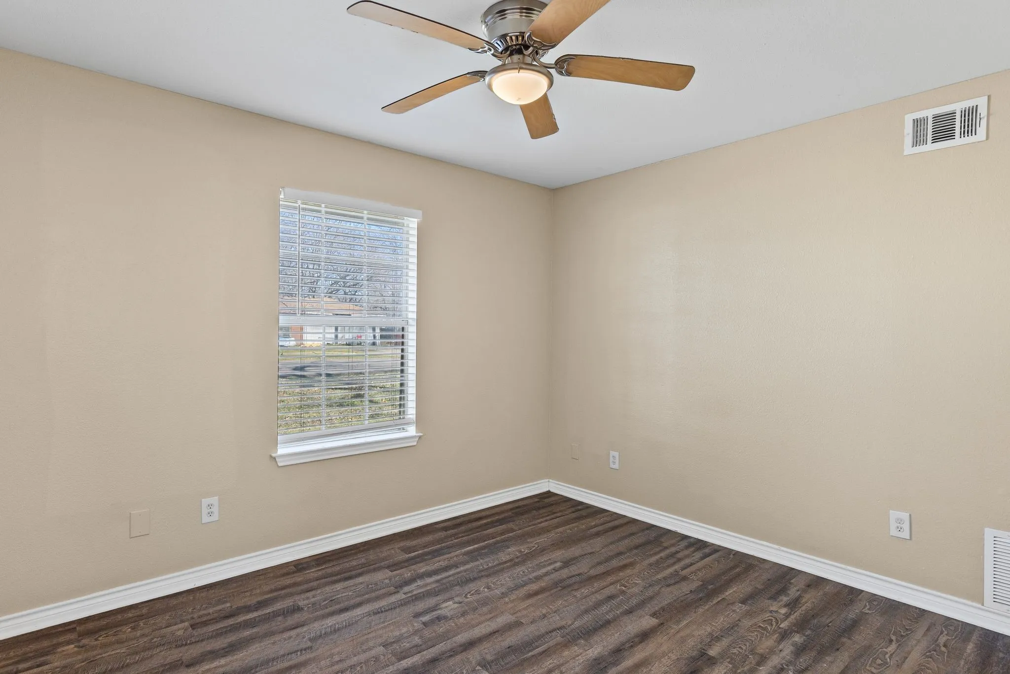 Single Family Residence For Rent in Fannin County , 207 E Travis Street, Leonard, Texas 75452, 3 Bedroom, 2 Bathroom, Garage spaces, 1,560 Sqft, built in 1998, mls#21359973, Real Estate Agent in Leonard, Homes For Rent in Fannin county, Homes For Rent in Leonard, Realtor in Leonard Texas, Real Estate Brokerage Independent Realty Texas, Luminita Cordes Realtor