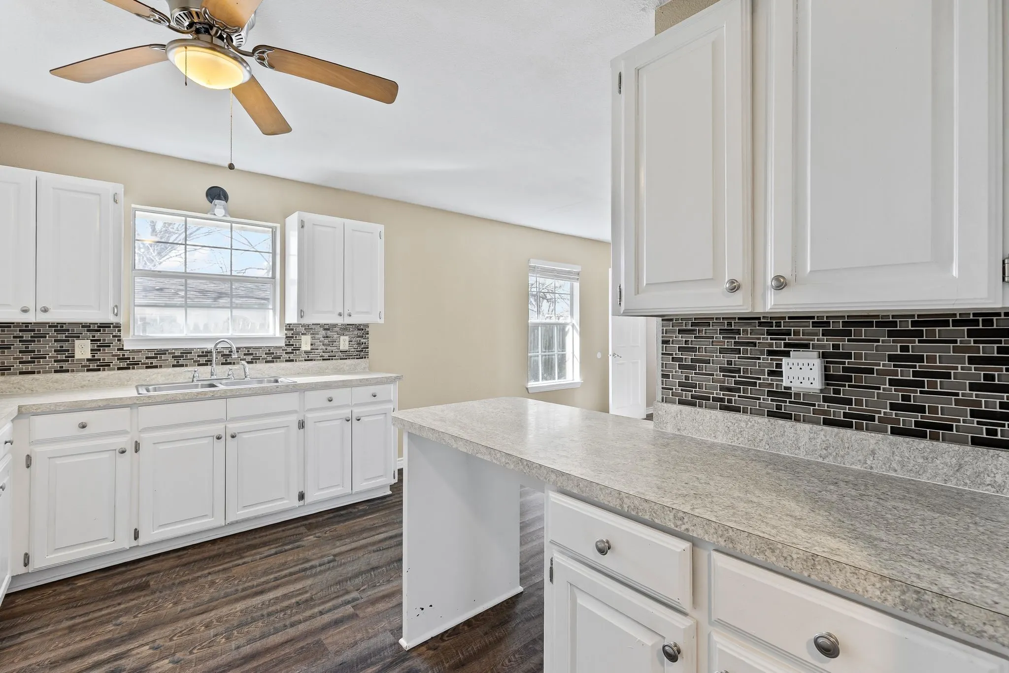 Single Family Residence For Rent in Fannin County , 207 E Travis Street, Leonard, Texas 75452, 3 Bedroom, 2 Bathroom, Garage spaces, 1,560 Sqft, built in 1998, mls#21359973, Real Estate Agent in Leonard, Homes For Rent in Fannin county, Homes For Rent in Leonard, Realtor in Leonard Texas, Real Estate Brokerage Independent Realty Texas, Luminita Cordes Realtor