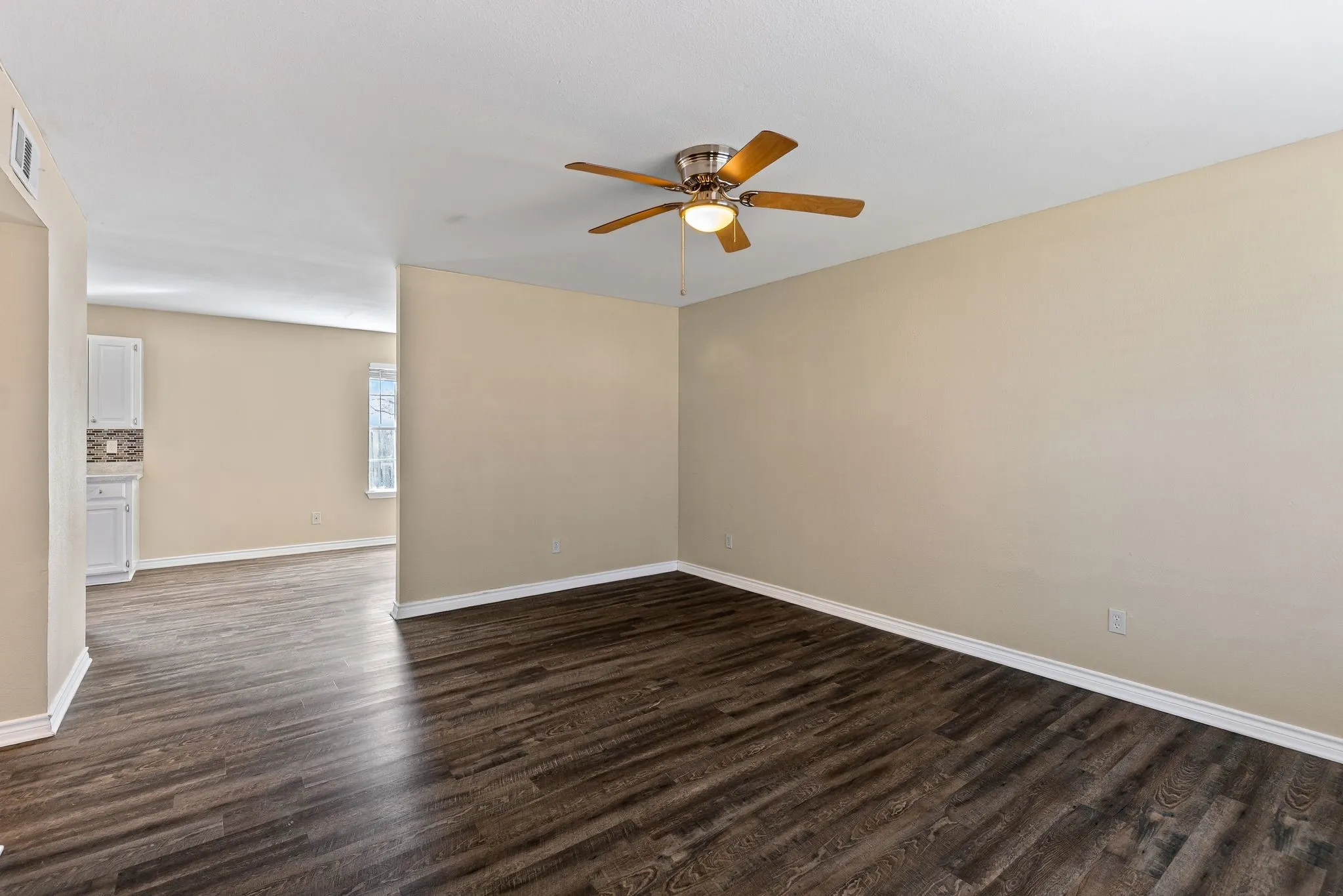 Single Family Residence For Rent in Fannin County , 207 E Travis Street, Leonard, Texas 75452, 3 Bedroom, 2 Bathroom, Garage spaces, 1,560 Sqft, built in 1998, mls#21359973, Real Estate Agent in Leonard, Homes For Rent in Fannin county, Homes For Rent in Leonard, Realtor in Leonard Texas, Real Estate Brokerage Independent Realty Texas, Luminita Cordes Realtor