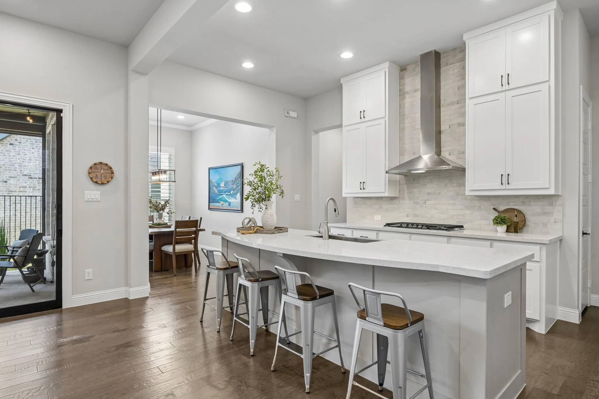 Quartz countertops and walk in pantry