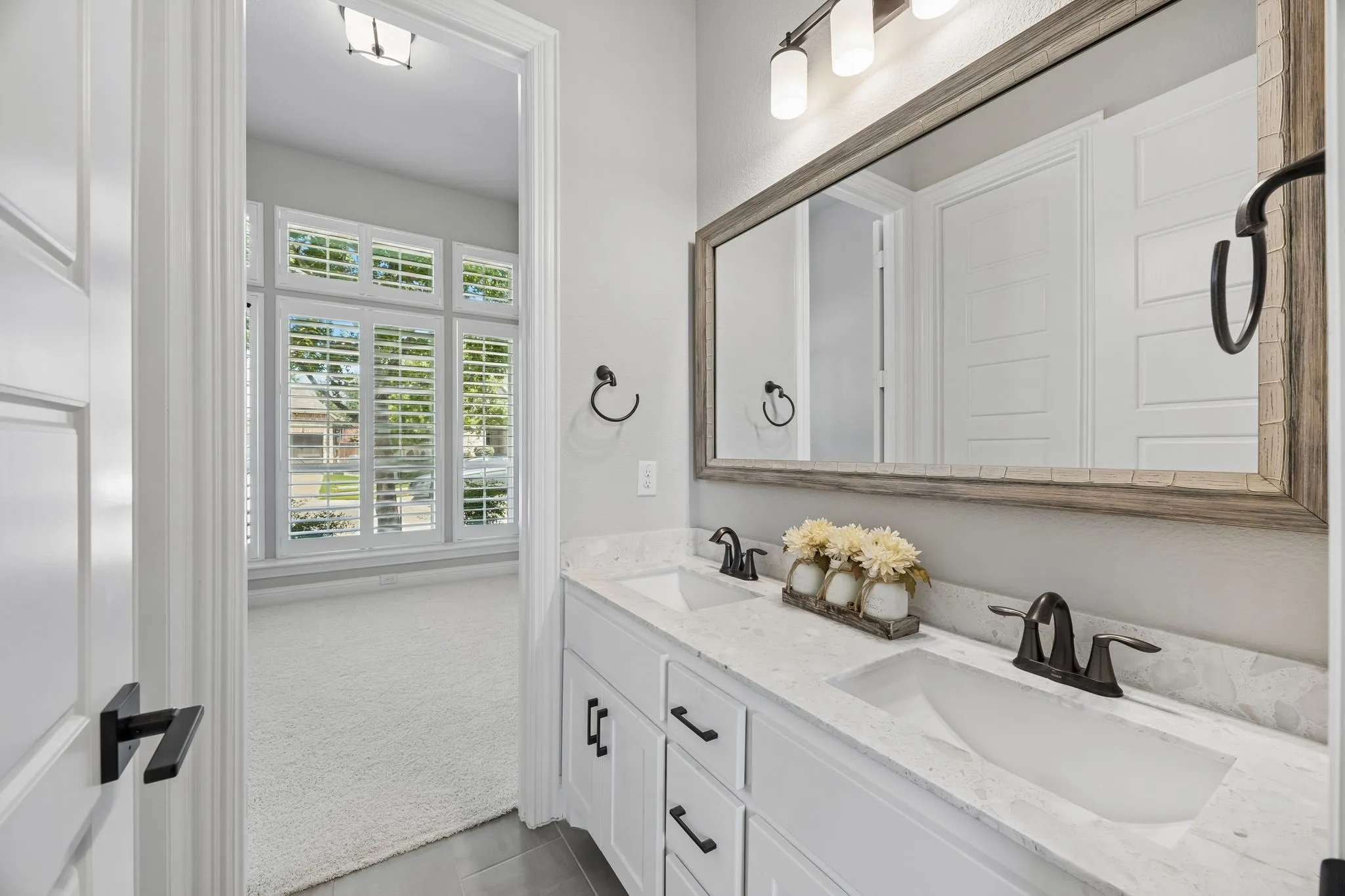 Dual sinks in secondary bath