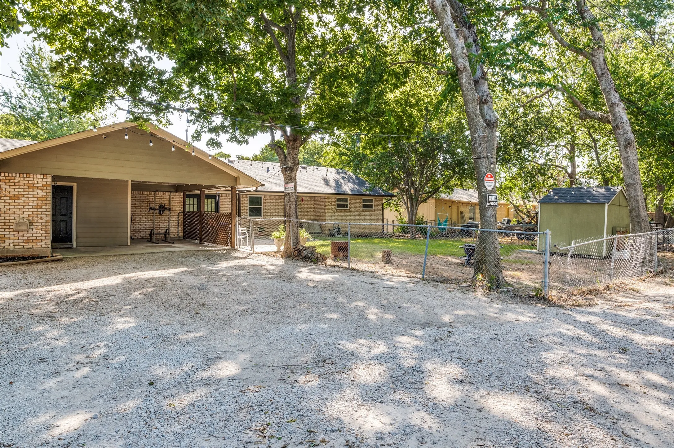 Single Family Residence For Sale in Ellis County , 407 Floyd Street, Waxahachie, Texas 75165, 3 Bedroom, 2 Bathroom, Garage spaces, 1,485 Sqft, built in 1974, mls#21359950, Real Estate Agent in Waxahachie, Homes For Sale in Ellis county, Homes For Sale in Waxahachie, Realtor in Waxahachie Texas, Real Estate Brokerage Independent Realty Texas, Luminita Cordes Realtor