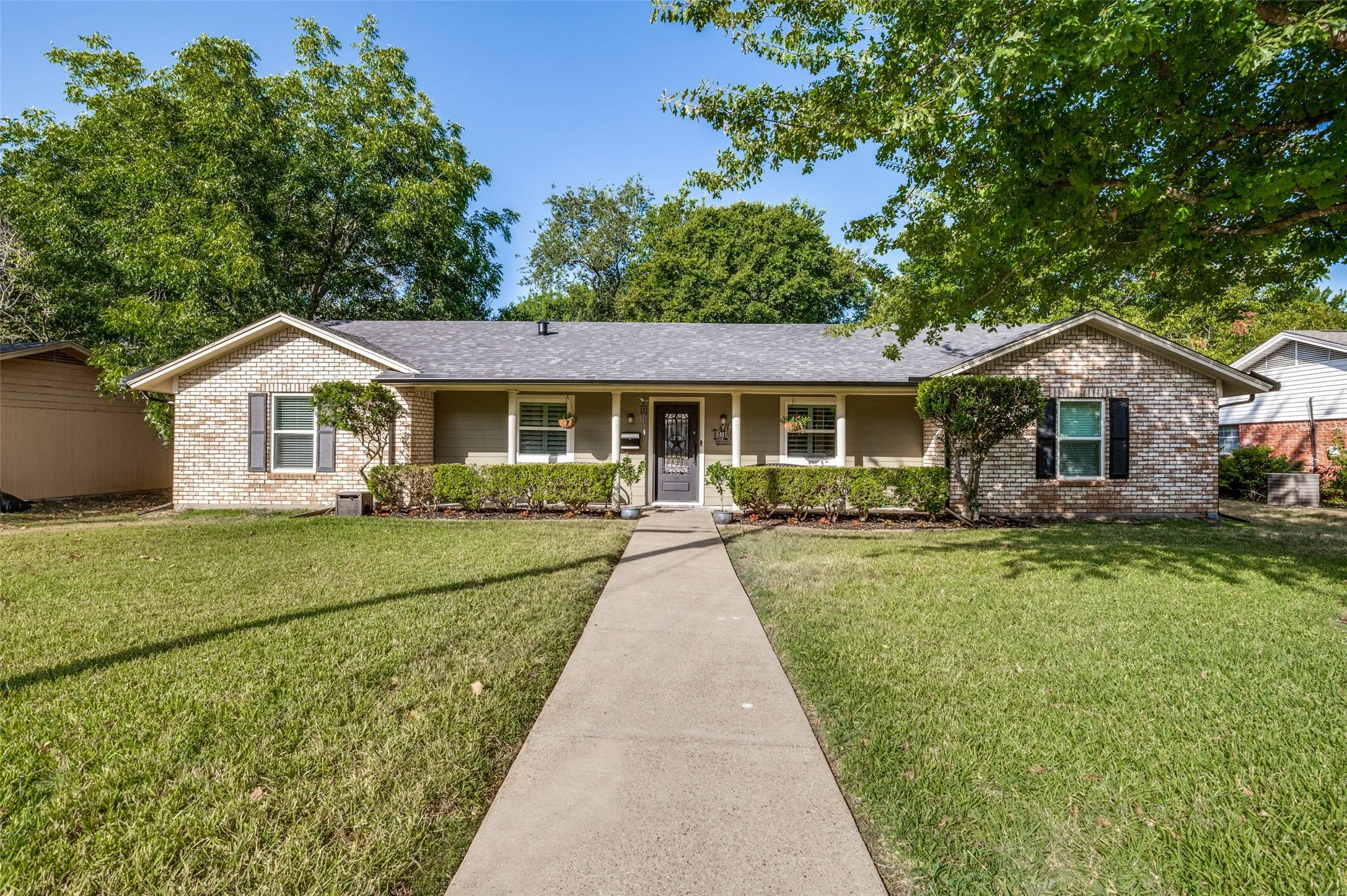 Single Family Residence For Sale in Ellis County , 407 Floyd Street, Waxahachie, Texas 75165, 3 Bedroom, 2 Bathroom, Garage spaces, 1,485 Sqft, built in 1974, mls#21359950, Real Estate Agent in Waxahachie, Homes For Sale in Ellis county, Homes For Sale in Waxahachie, Realtor in Waxahachie Texas, Real Estate Brokerage Independent Realty Texas, Luminita Cordes Realtor
