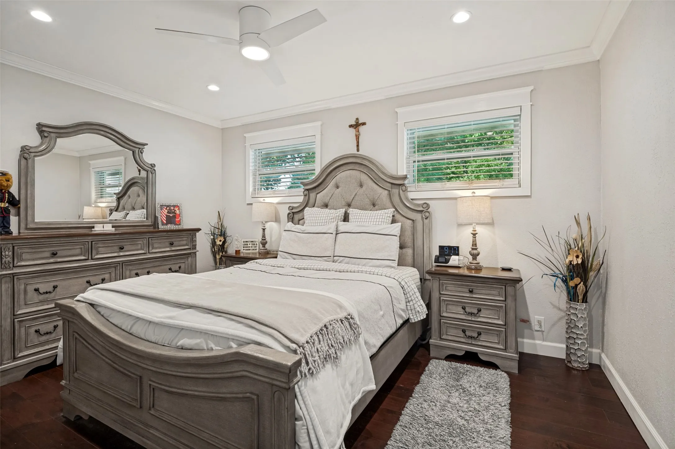 White ceiling fan with integrated lighting, recessed lighting, crown molding, and dark wood-finish flooring