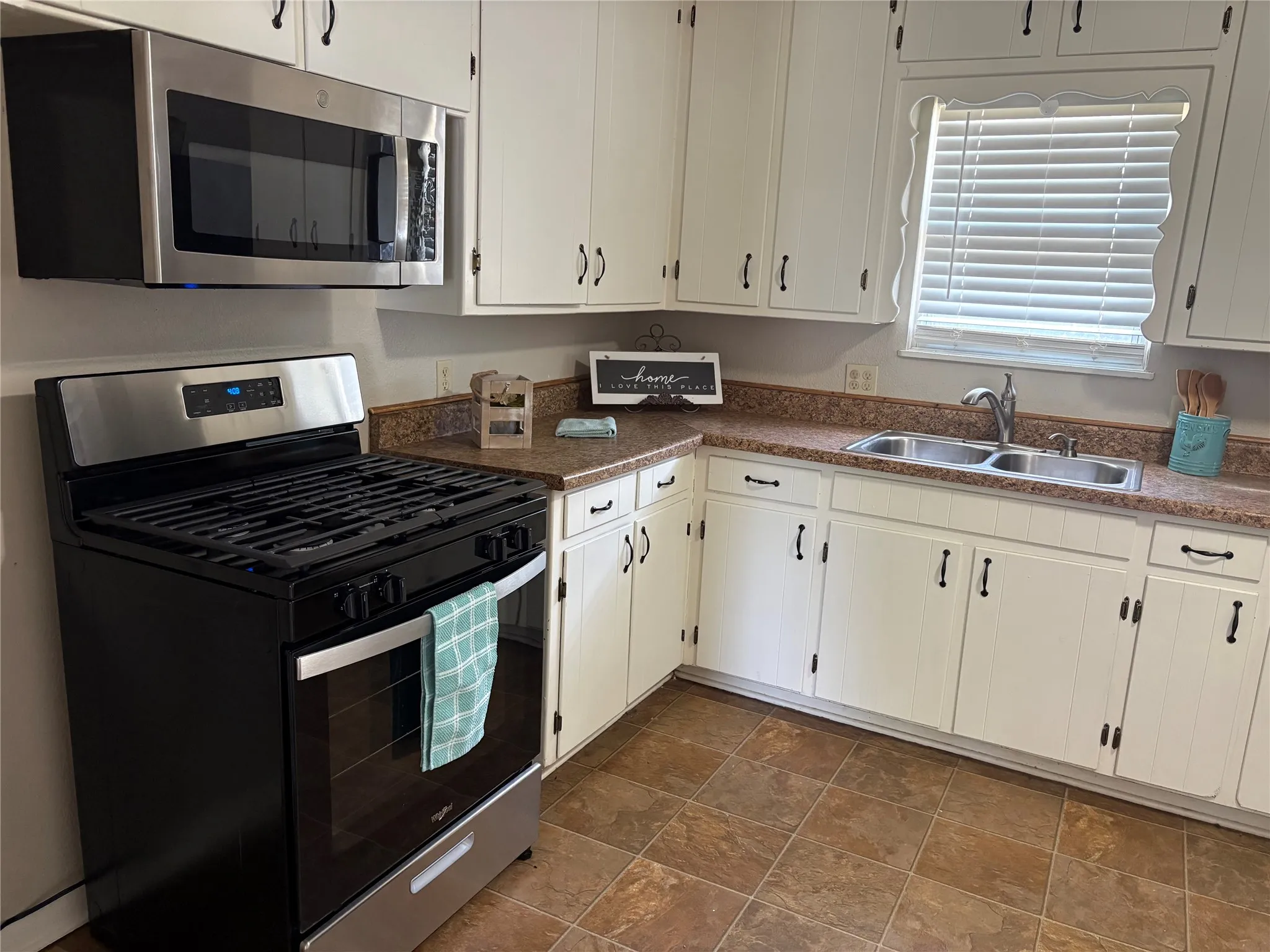 Single Family Residence For Rent in Grayson County , 404 W Heron Street, Denison, Texas 75020, 3 Bedroom, 2 Bathroom, 1 Garage spaces, 1,188 Sqft, built in 1955, mls#21359947, Real Estate Agent in Denison, Homes For Rent in Grayson county, Homes For Rent in Denison, Realtor in Denison Texas, Real Estate Brokerage Independent Realty Texas, Luminita Cordes Realtor