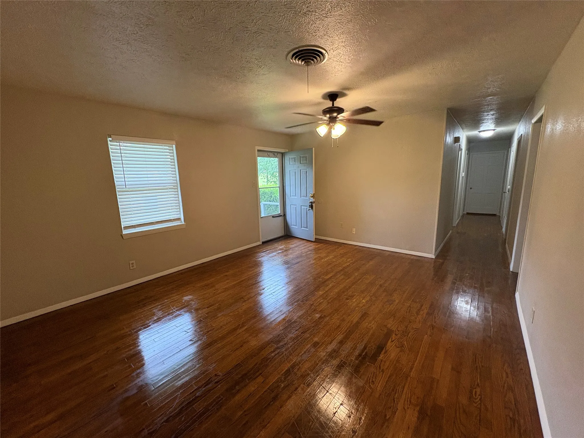 Single Family Residence For Rent in Grayson County , 404 W Heron Street, Denison, Texas 75020, 3 Bedroom, 2 Bathroom, 1 Garage spaces, 1,188 Sqft, built in 1955, mls#21359947, Real Estate Agent in Denison, Homes For Rent in Grayson county, Homes For Rent in Denison, Realtor in Denison Texas, Real Estate Brokerage Independent Realty Texas, Luminita Cordes Realtor