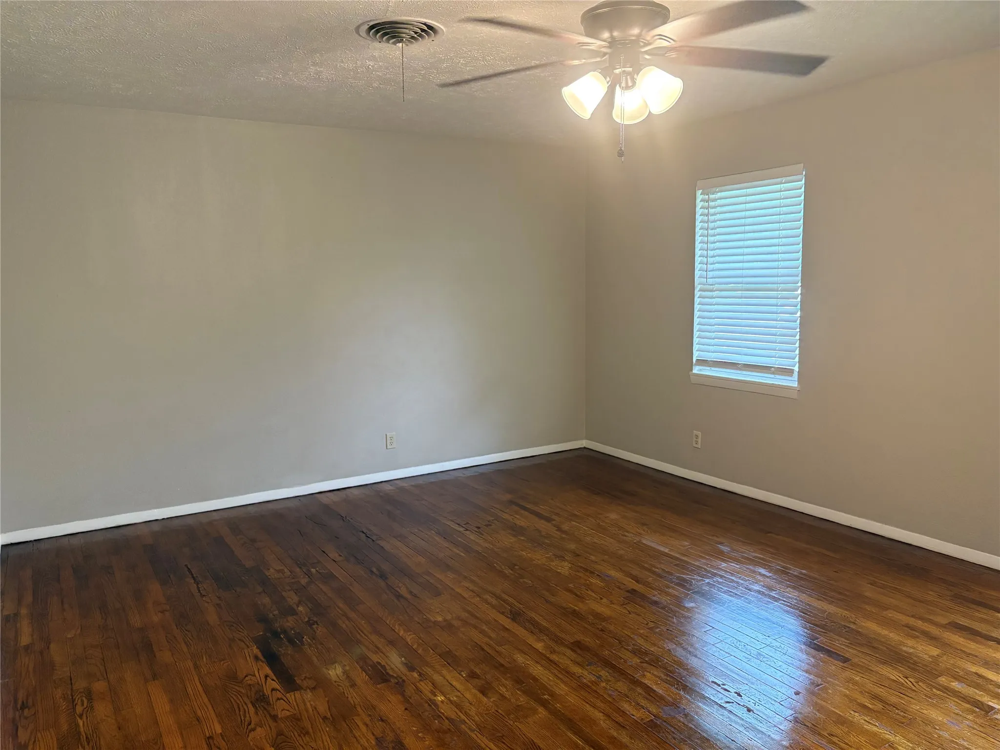 Single Family Residence For Rent in Grayson County , 404 W Heron Street, Denison, Texas 75020, 3 Bedroom, 2 Bathroom, 1 Garage spaces, 1,188 Sqft, built in 1955, mls#21359947, Real Estate Agent in Denison, Homes For Rent in Grayson county, Homes For Rent in Denison, Realtor in Denison Texas, Real Estate Brokerage Independent Realty Texas, Luminita Cordes Realtor