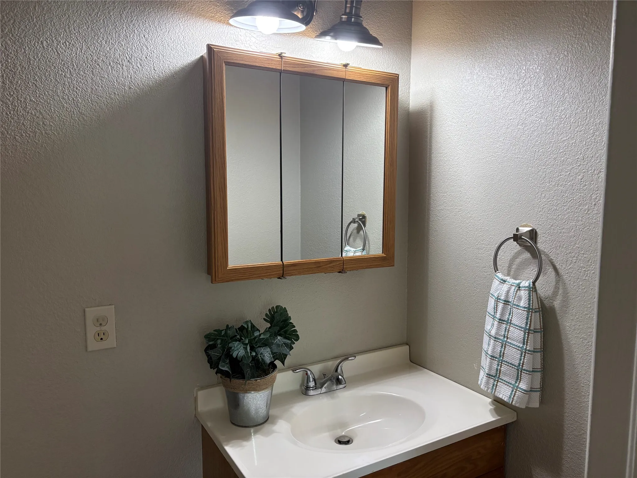 Single Family Residence For Rent in Grayson County , 404 W Heron Street, Denison, Texas 75020, 3 Bedroom, 2 Bathroom, 1 Garage spaces, 1,188 Sqft, built in 1955, mls#21359947, Real Estate Agent in Denison, Homes For Rent in Grayson county, Homes For Rent in Denison, Realtor in Denison Texas, Real Estate Brokerage Independent Realty Texas, Luminita Cordes Realtor