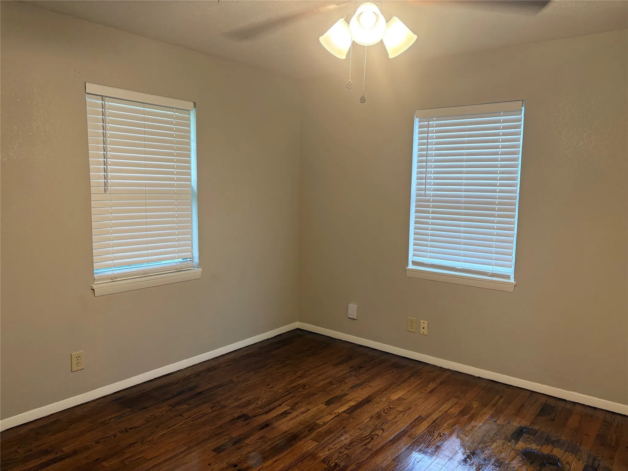 Single Family Residence For Rent in Grayson County , 404 W Heron Street, Denison, Texas 75020, 3 Bedroom, 2 Bathroom, 1 Garage spaces, 1,188 Sqft, built in 1955, mls#21359947, Real Estate Agent in Denison, Homes For Rent in Grayson county, Homes For Rent in Denison, Realtor in Denison Texas, Real Estate Brokerage Independent Realty Texas, Luminita Cordes Realtor