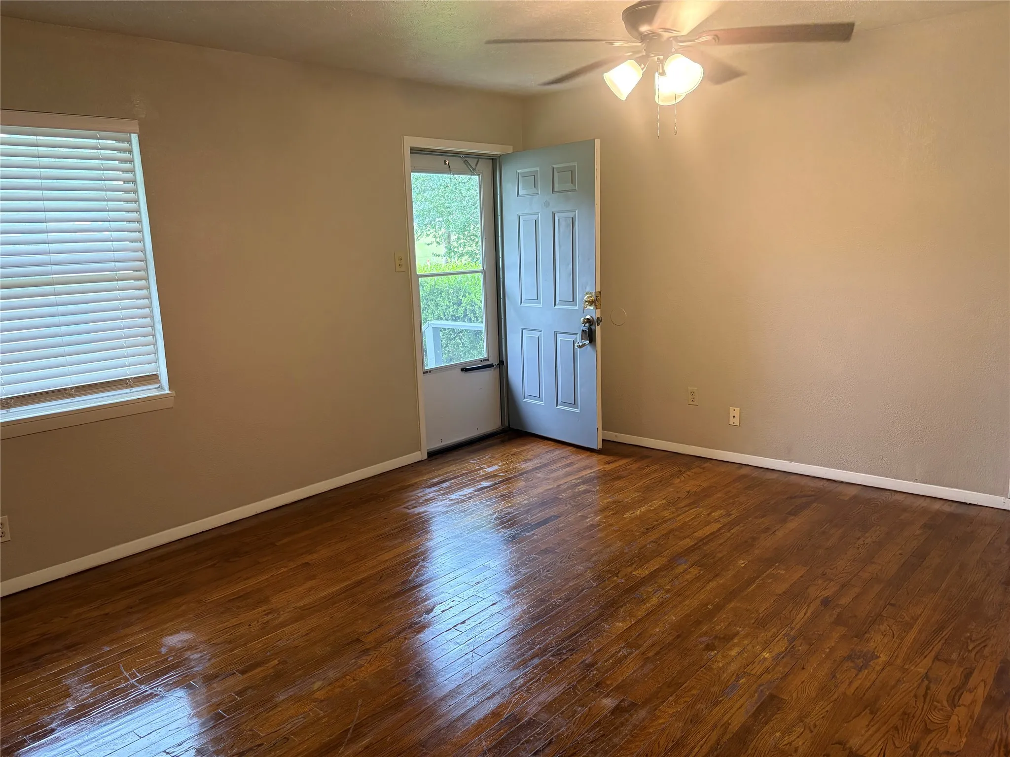 Single Family Residence For Rent in Grayson County , 404 W Heron Street, Denison, Texas 75020, 3 Bedroom, 2 Bathroom, 1 Garage spaces, 1,188 Sqft, built in 1955, mls#21359947, Real Estate Agent in Denison, Homes For Rent in Grayson county, Homes For Rent in Denison, Realtor in Denison Texas, Real Estate Brokerage Independent Realty Texas, Luminita Cordes Realtor