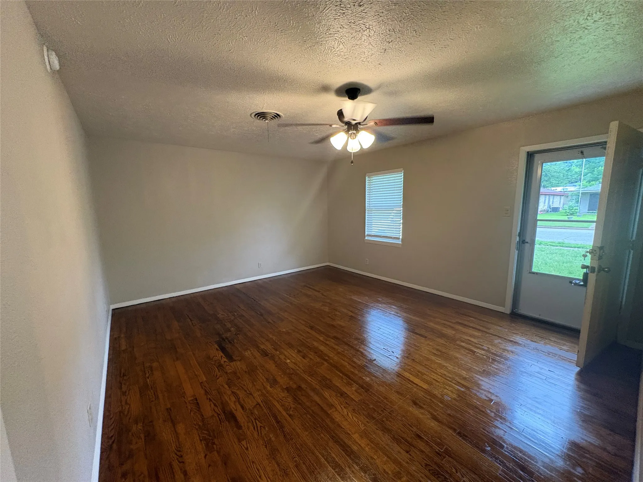 Single Family Residence For Rent in Grayson County , 404 W Heron Street, Denison, Texas 75020, 3 Bedroom, 2 Bathroom, 1 Garage spaces, 1,188 Sqft, built in 1955, mls#21359947, Real Estate Agent in Denison, Homes For Rent in Grayson county, Homes For Rent in Denison, Realtor in Denison Texas, Real Estate Brokerage Independent Realty Texas, Luminita Cordes Realtor