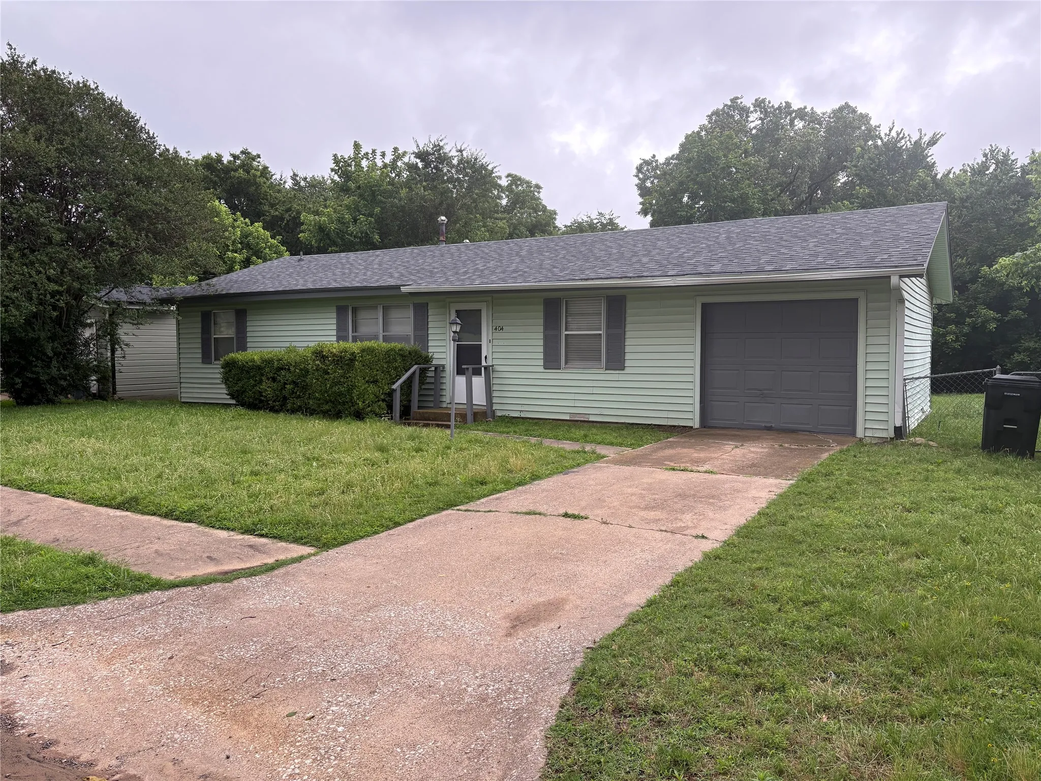 Single Family Residence For Rent in Grayson County , 404 W Heron Street, Denison, Texas 75020, 3 Bedroom, 2 Bathroom, 1 Garage spaces, 1,188 Sqft, built in 1955, mls#21359947, Real Estate Agent in Denison, Homes For Rent in Grayson county, Homes For Rent in Denison, Realtor in Denison Texas, Real Estate Brokerage Independent Realty Texas, Luminita Cordes Realtor