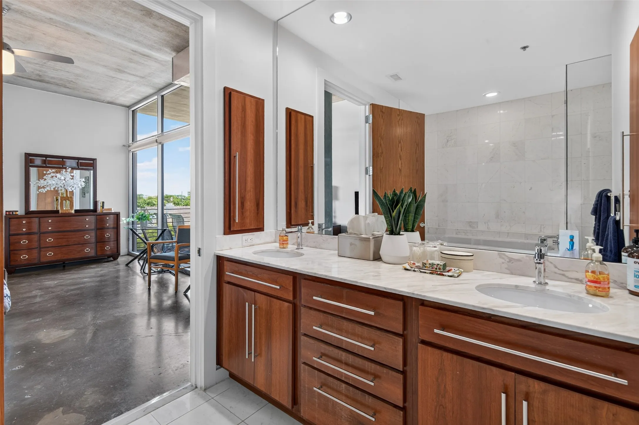 Condominium For Sale in Dallas County , 3030 Bryan Street 306, Dallas, Texas 75204, 2 Bedroom, 2 Bathroom, 2 Garage spaces, 1,601 Sqft, built in 2005, mls#21360039, Real Estate Agent in Dallas, Homes For Sale in Dallas county, Homes For Sale in Dallas, Realtor in Dallas Texas, Real Estate Brokerage Independent Realty Texas, Luminita Cordes Realtor