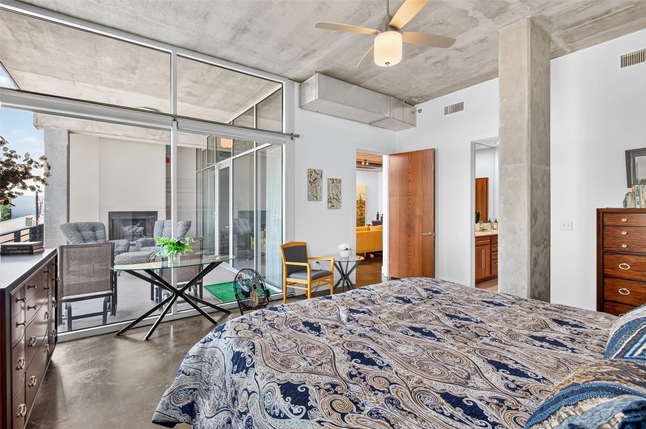 Condominium For Sale in Dallas County , 3030 Bryan Street 306, Dallas, Texas 75204, 2 Bedroom, 2 Bathroom, 2 Garage spaces, 1,601 Sqft, built in 2005, mls#21360039, Real Estate Agent in Dallas, Homes For Sale in Dallas county, Homes For Sale in Dallas, Realtor in Dallas Texas, Real Estate Brokerage Independent Realty Texas, Luminita Cordes Realtor