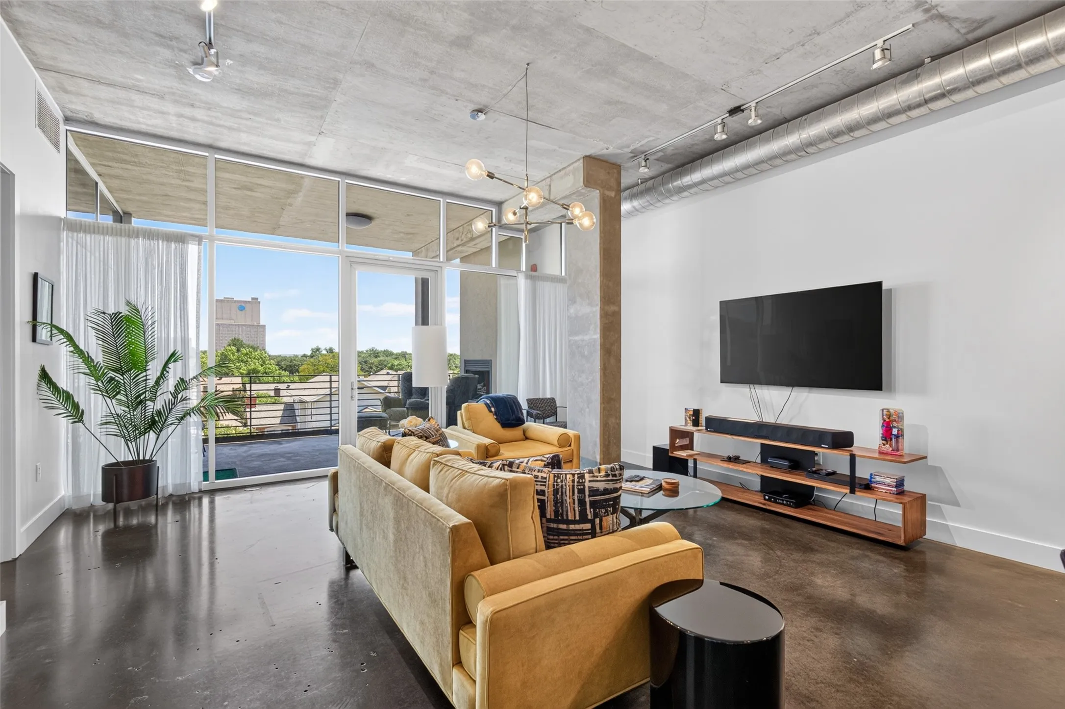 Condominium For Sale in Dallas County , 3030 Bryan Street 306, Dallas, Texas 75204, 2 Bedroom, 2 Bathroom, 2 Garage spaces, 1,601 Sqft, built in 2005, mls#21360039, Real Estate Agent in Dallas, Homes For Sale in Dallas county, Homes For Sale in Dallas, Realtor in Dallas Texas, Real Estate Brokerage Independent Realty Texas, Luminita Cordes Realtor