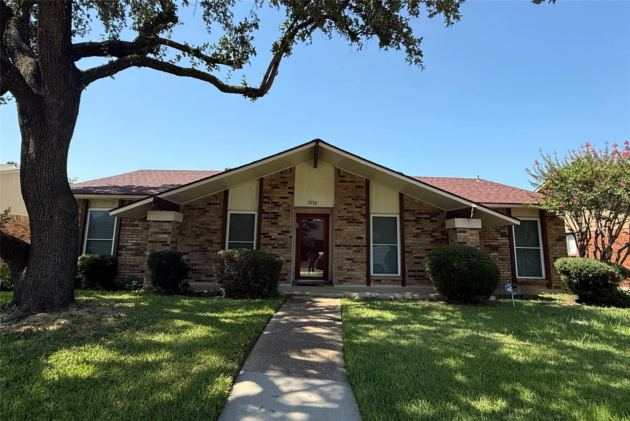 Single Family Residence For Rent in Dallas County , 2114 Burrows Trail, Grand Prairie, Texas 75052, 3 Bedroom, 2 Bathroom, 2 Garage spaces, 1,934 Sqft, built in 1980, mls#21355783, Real Estate Agent in Grand Prairie, Homes For Rent in Dallas county, Homes For Rent in Grand Prairie, Realtor in Grand Prairie Texas, Real Estate Brokerage Independent Realty Texas, Luminita Cordes Realtor