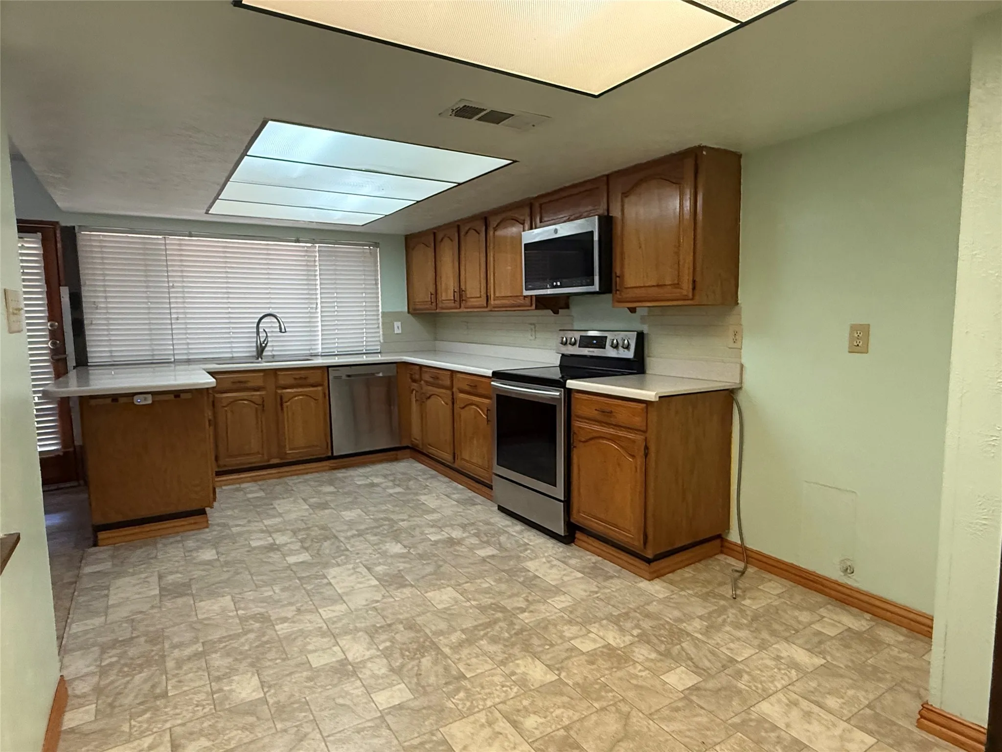 Single Family Residence For Rent in Dallas County , 2114 Burrows Trail, Grand Prairie, Texas 75052, 3 Bedroom, 2 Bathroom, 2 Garage spaces, 1,934 Sqft, built in 1980, mls#21355783, Real Estate Agent in Grand Prairie, Homes For Rent in Dallas county, Homes For Rent in Grand Prairie, Realtor in Grand Prairie Texas, Real Estate Brokerage Independent Realty Texas, Luminita Cordes Realtor