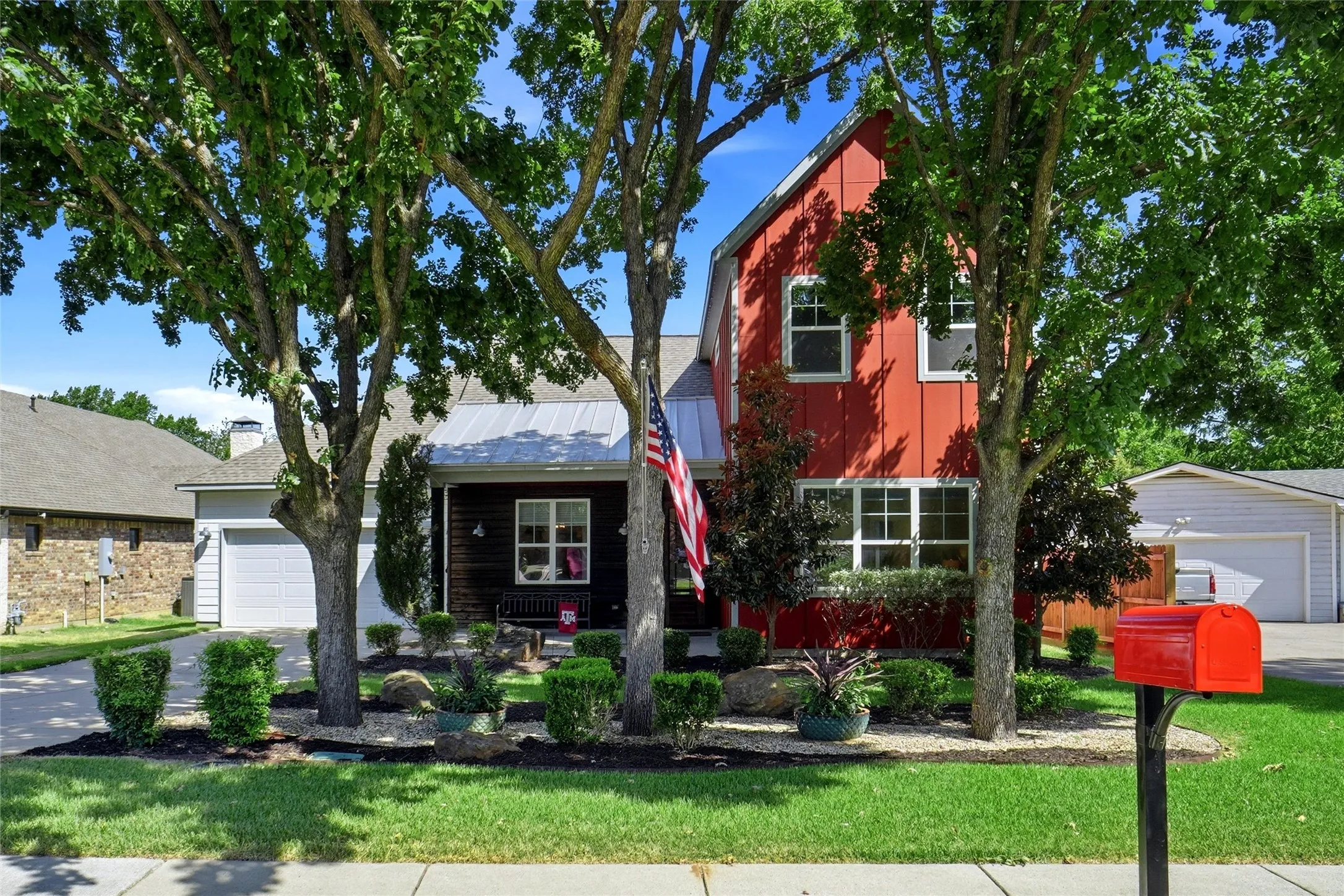 Single Family Residence For Sale in Tarrant County , 1300 Worthington Street, Grapevine, Texas 76051, 4 Bedroom, 3 Bathroom, 3 Garage spaces, 2,730 Sqft, built in 2017, mls#21358761, Real Estate Agent in Grapevine, Homes For Sale in Tarrant county, Homes For Sale in Grapevine, Realtor in Grapevine Texas, Real Estate Brokerage Independent Realty Texas, Luminita Cordes Realtor