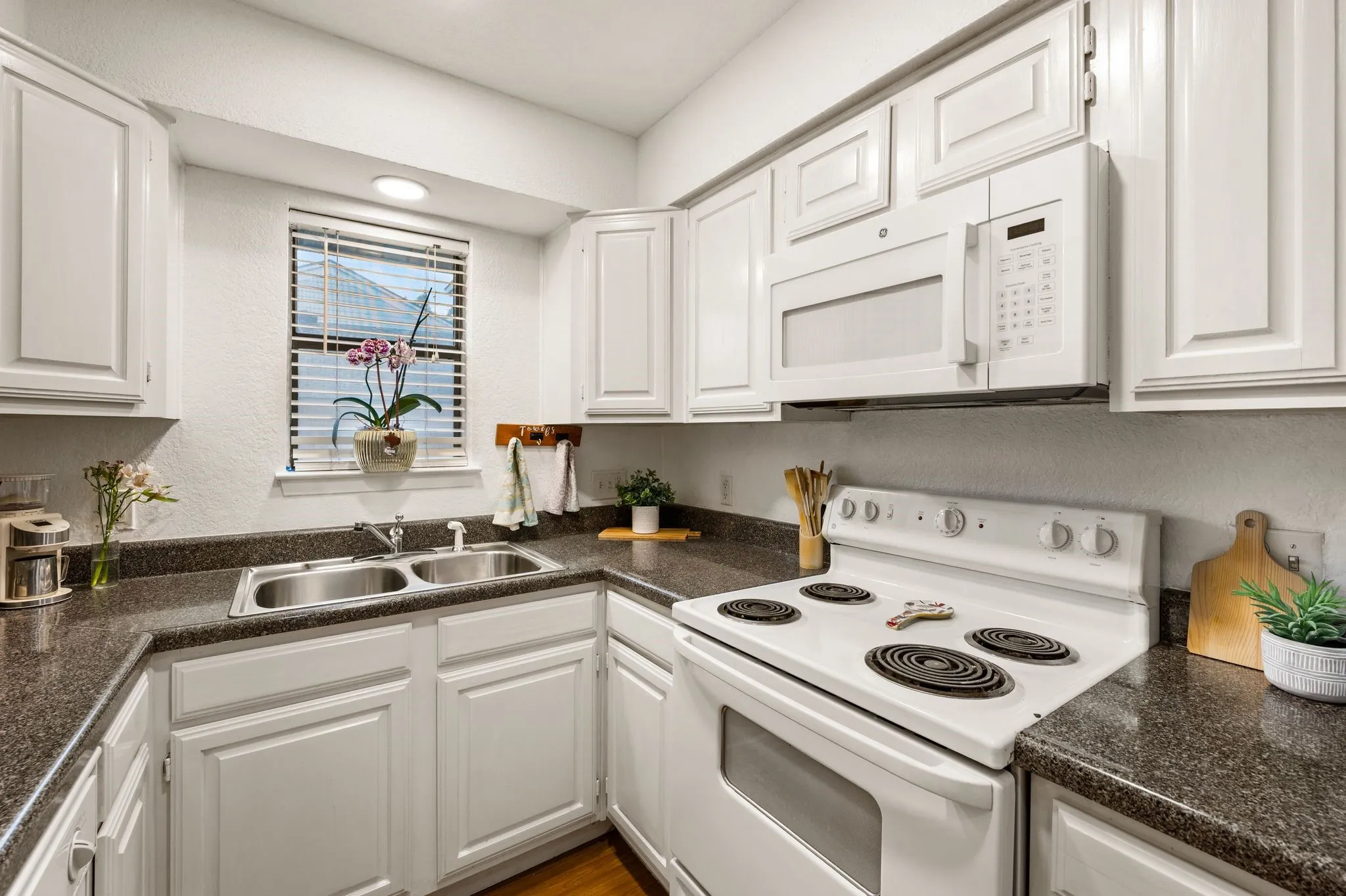 Condominium For Sale in Tarrant County , 2541 Shady Ridge Drive C, Bedford, Texas 76021, 2 Bedroom, 2 Bathroom, Garage spaces, 1,014 Sqft, built in 1983, mls#21353960, Real Estate Agent in Bedford, Homes For Sale in Tarrant county, Homes For Sale in Bedford, Realtor in Bedford Texas, Real Estate Brokerage Independent Realty Texas, Luminita Cordes Realtor