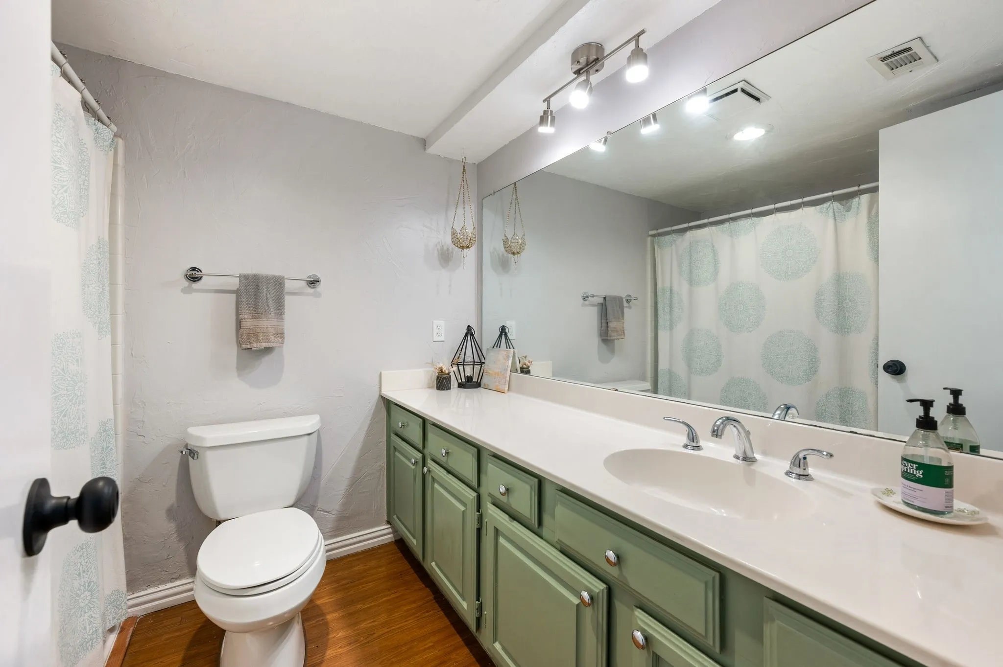 Condominium For Sale in Tarrant County , 2541 Shady Ridge Drive C, Bedford, Texas 76021, 2 Bedroom, 2 Bathroom, Garage spaces, 1,014 Sqft, built in 1983, mls#21353960, Real Estate Agent in Bedford, Homes For Sale in Tarrant county, Homes For Sale in Bedford, Realtor in Bedford Texas, Real Estate Brokerage Independent Realty Texas, Luminita Cordes Realtor