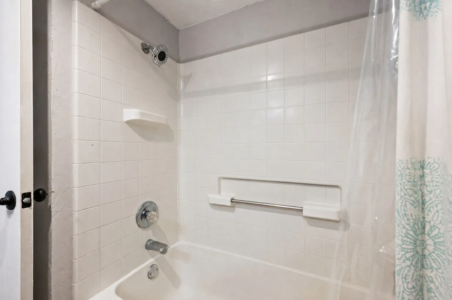 Condominium For Sale in Tarrant County , 2541 Shady Ridge Drive C, Bedford, Texas 76021, 2 Bedroom, 2 Bathroom, Garage spaces, 1,014 Sqft, built in 1983, mls#21353960, Real Estate Agent in Bedford, Homes For Sale in Tarrant county, Homes For Sale in Bedford, Realtor in Bedford Texas, Real Estate Brokerage Independent Realty Texas, Luminita Cordes Realtor