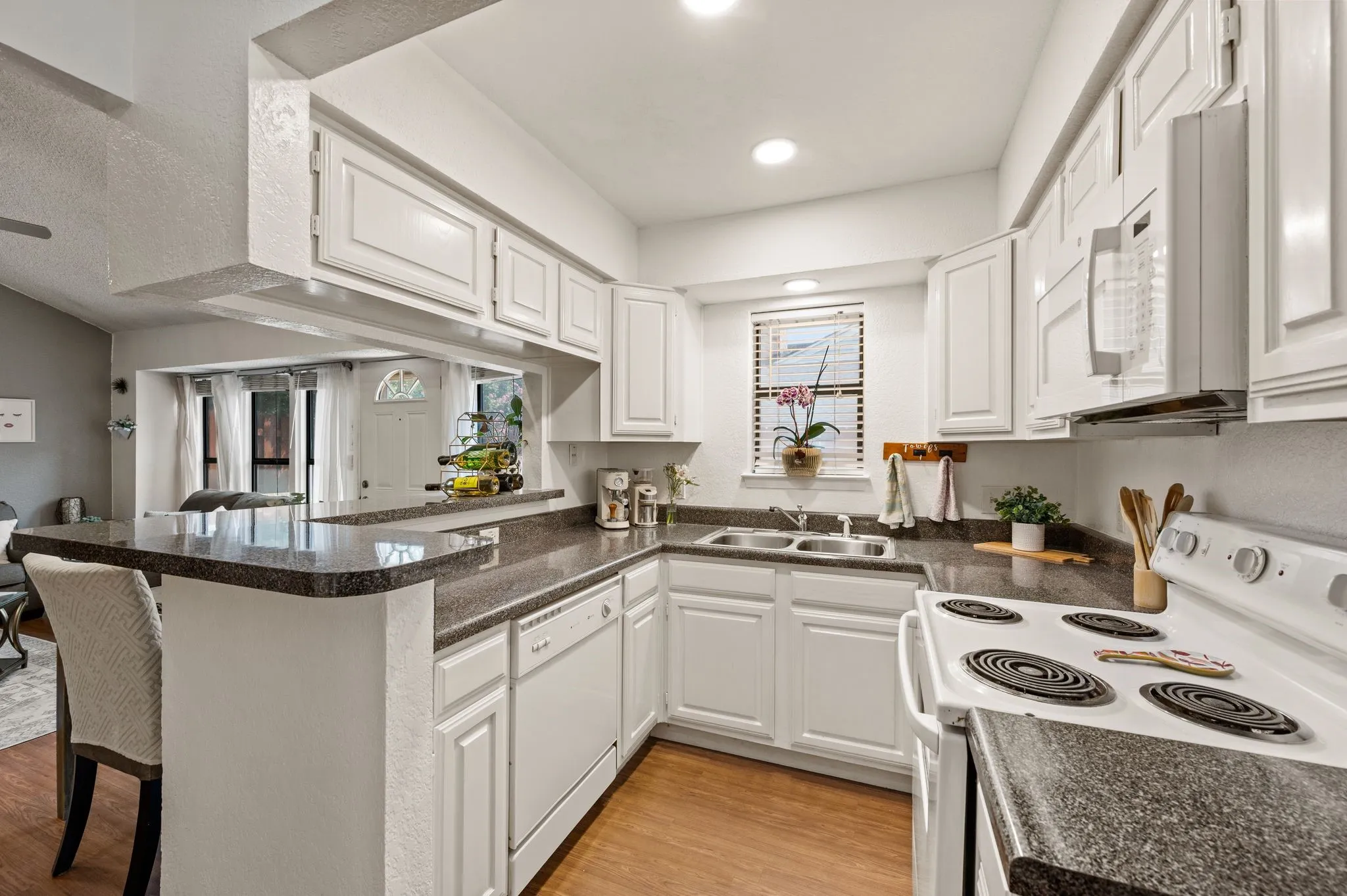 Condominium For Sale in Tarrant County , 2541 Shady Ridge Drive C, Bedford, Texas 76021, 2 Bedroom, 2 Bathroom, Garage spaces, 1,014 Sqft, built in 1983, mls#21353960, Real Estate Agent in Bedford, Homes For Sale in Tarrant county, Homes For Sale in Bedford, Realtor in Bedford Texas, Real Estate Brokerage Independent Realty Texas, Luminita Cordes Realtor