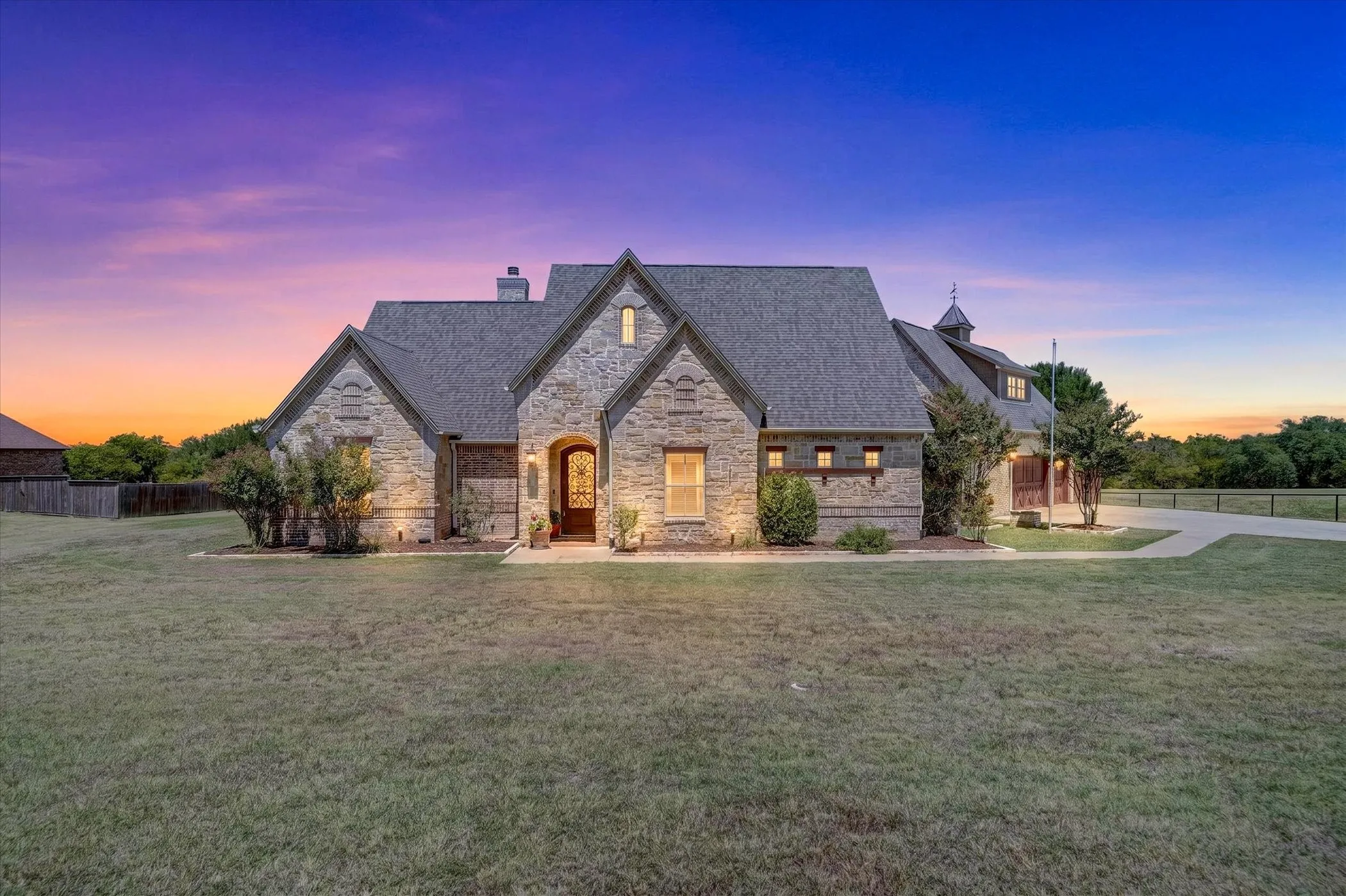 Single Family Residence For Sale in Parker County , 100 Canyon Ridge Trail, Aledo, Texas 76008, 4 Bedroom, 4 Bathroom, 3 Garage spaces, 3,981 Sqft, built in 2007, mls#21360012, Real Estate Agent in Aledo, Homes For Sale in Parker county, Homes For Sale in Aledo, Realtor in Aledo Texas, Real Estate Brokerage Independent Realty Texas, Luminita Cordes Realtor