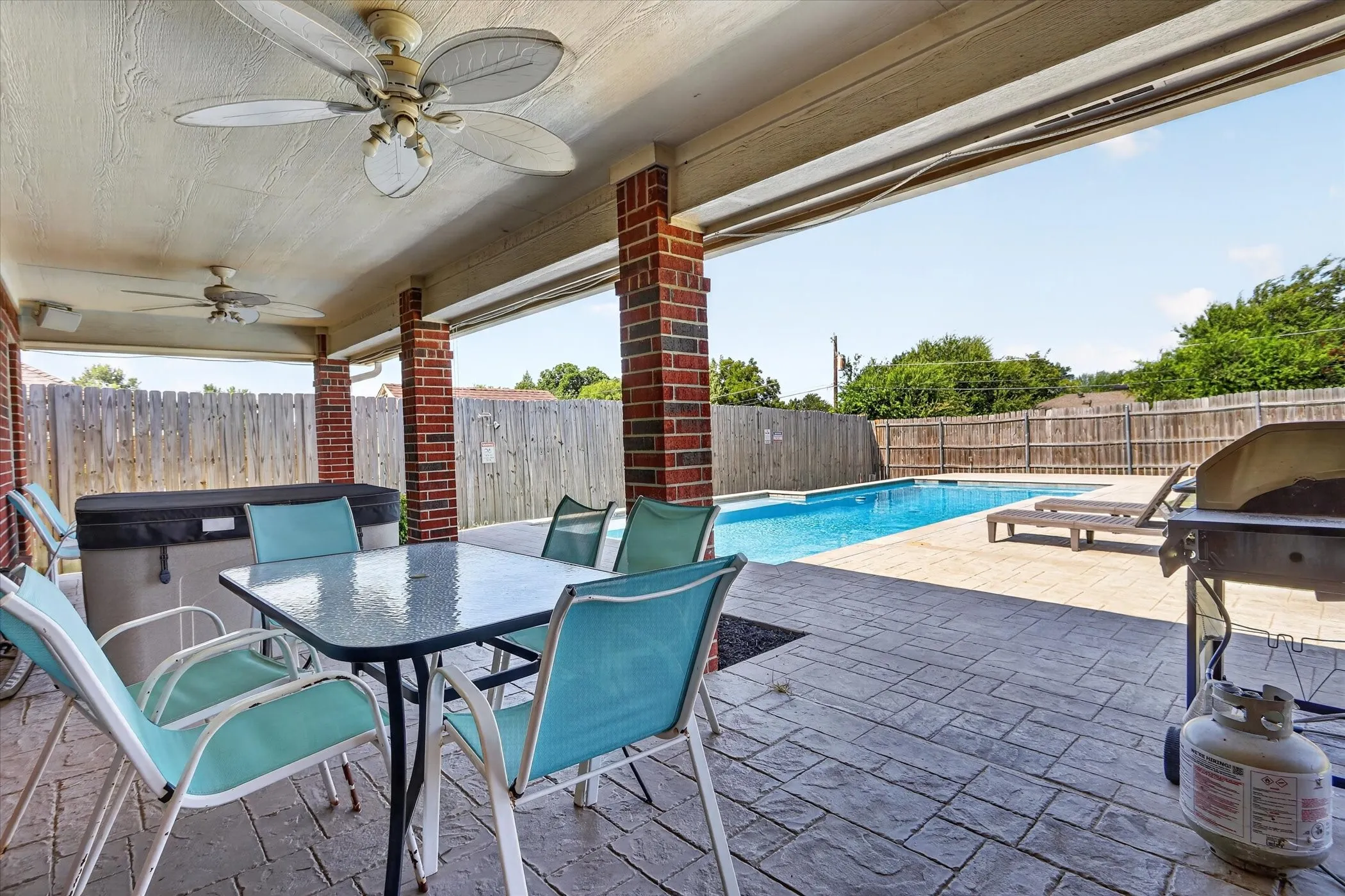Single Family Residence For Sale in Tarrant County , 6829 Cheatham Drive, Watauga, Texas 76148, 4 Bedroom, 2 Bathroom, 2 Garage spaces, 2,510 Sqft, built in 2004, mls#21357931, Real Estate Agent in Watauga, Homes For Sale in Tarrant county, Homes For Sale in Watauga, Realtor in Watauga Texas, Real Estate Brokerage Independent Realty Texas, Luminita Cordes Realtor