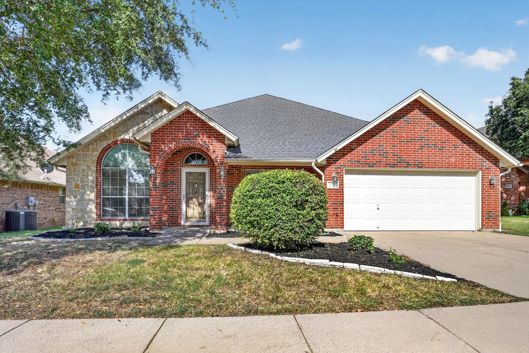 Single Family Residence For Sale in Tarrant County , 6829 Cheatham Drive, Watauga, Texas 76148, 4 Bedroom, 2 Bathroom, 2 Garage spaces, 2,510 Sqft, built in 2004, mls#21357931, Real Estate Agent in Watauga, Homes For Sale in Tarrant county, Homes For Sale in Watauga, Realtor in Watauga Texas, Real Estate Brokerage Independent Realty Texas, Luminita Cordes Realtor