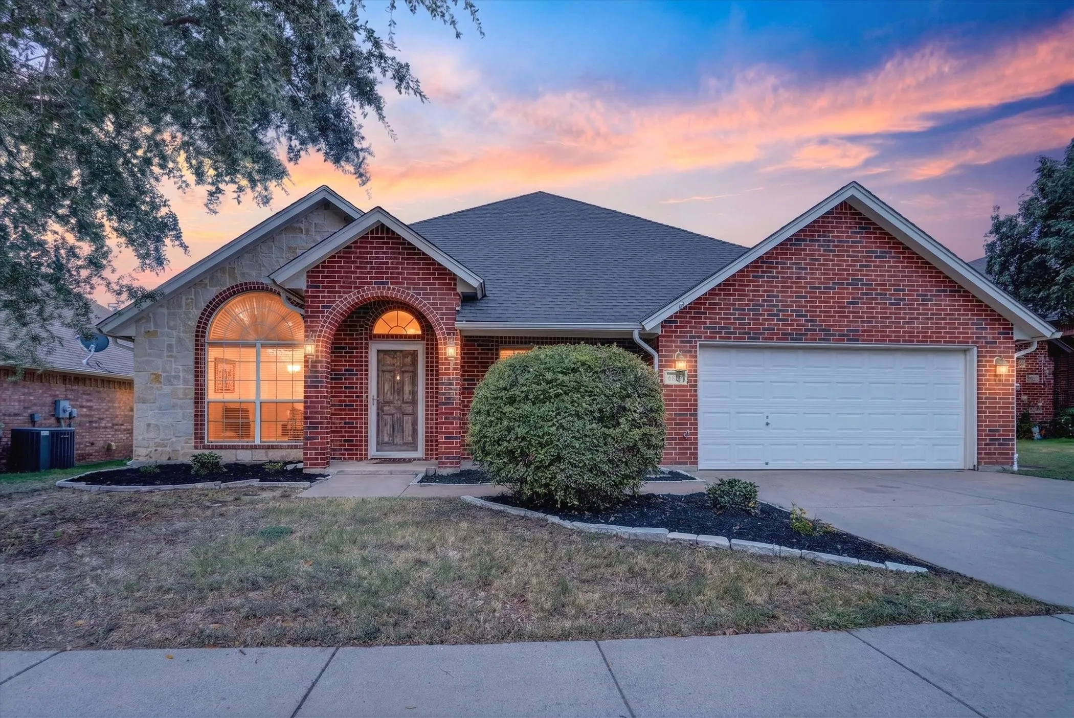 Single Family Residence For Sale in Tarrant County , 6829 Cheatham Drive, Watauga, Texas 76148, 4 Bedroom, 2 Bathroom, 2 Garage spaces, 2,510 Sqft, built in 2004, mls#21357931, Real Estate Agent in Watauga, Homes For Sale in Tarrant county, Homes For Sale in Watauga, Realtor in Watauga Texas, Real Estate Brokerage Independent Realty Texas, Luminita Cordes Realtor