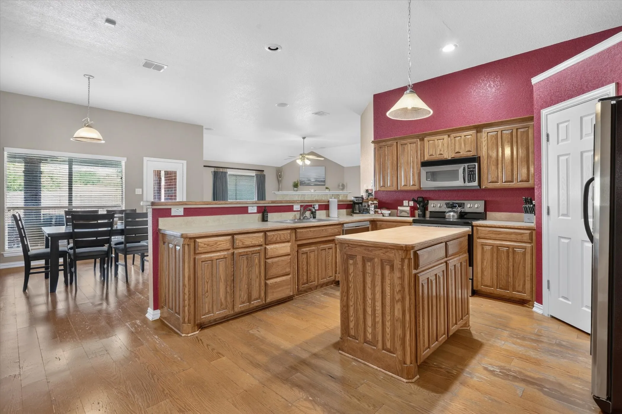 Single Family Residence For Sale in Tarrant County , 6829 Cheatham Drive, Watauga, Texas 76148, 4 Bedroom, 2 Bathroom, 2 Garage spaces, 2,510 Sqft, built in 2004, mls#21357931, Real Estate Agent in Watauga, Homes For Sale in Tarrant county, Homes For Sale in Watauga, Realtor in Watauga Texas, Real Estate Brokerage Independent Realty Texas, Luminita Cordes Realtor