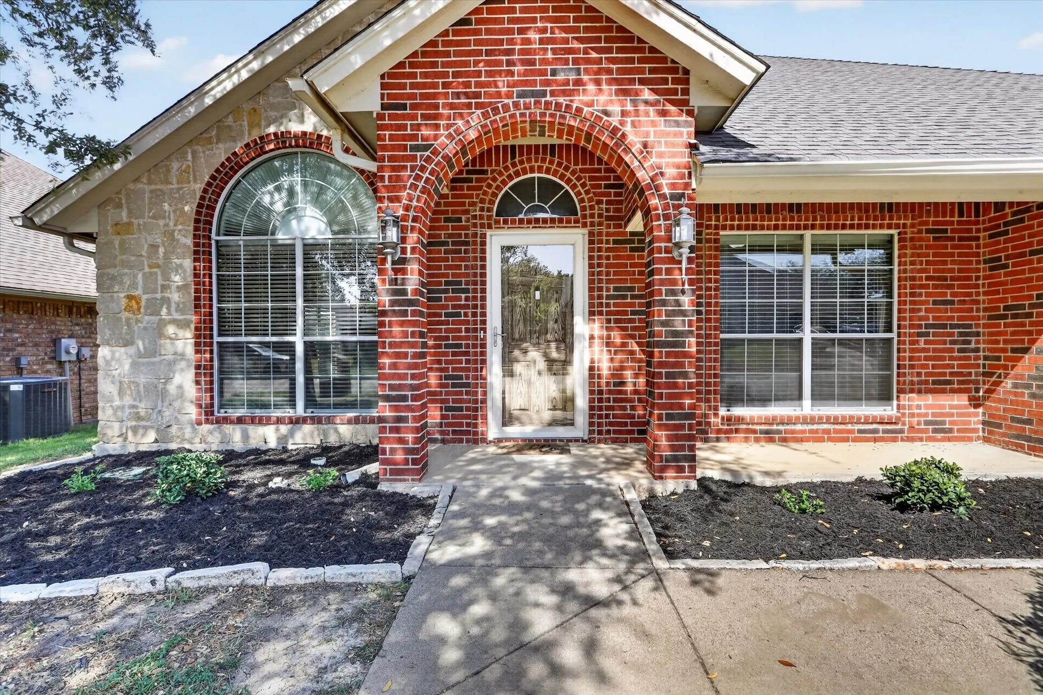 Single Family Residence For Sale in Tarrant County , 6829 Cheatham Drive, Watauga, Texas 76148, 4 Bedroom, 2 Bathroom, 2 Garage spaces, 2,510 Sqft, built in 2004, mls#21357931, Real Estate Agent in Watauga, Homes For Sale in Tarrant county, Homes For Sale in Watauga, Realtor in Watauga Texas, Real Estate Brokerage Independent Realty Texas, Luminita Cordes Realtor