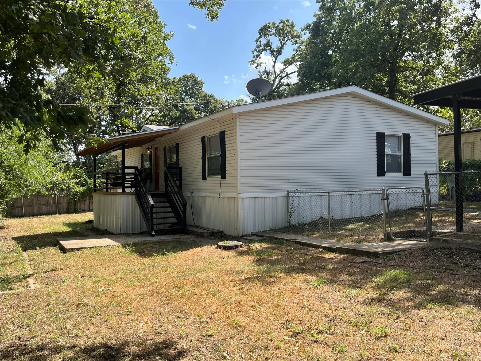 Mobile Home For Sale in Tarrant County , 4322 Bradley Lane, Arlington, Texas 76017, 4 Bedroom, 2 Bathroom, Garage spaces, 1,680 Sqft, built in 1997, mls#21356014, Real Estate Agent in Arlington, Homes For Sale in Tarrant county, Homes For Sale in Arlington, Realtor in Arlington Texas, Real Estate Brokerage Independent Realty Texas, Luminita Cordes Realtor