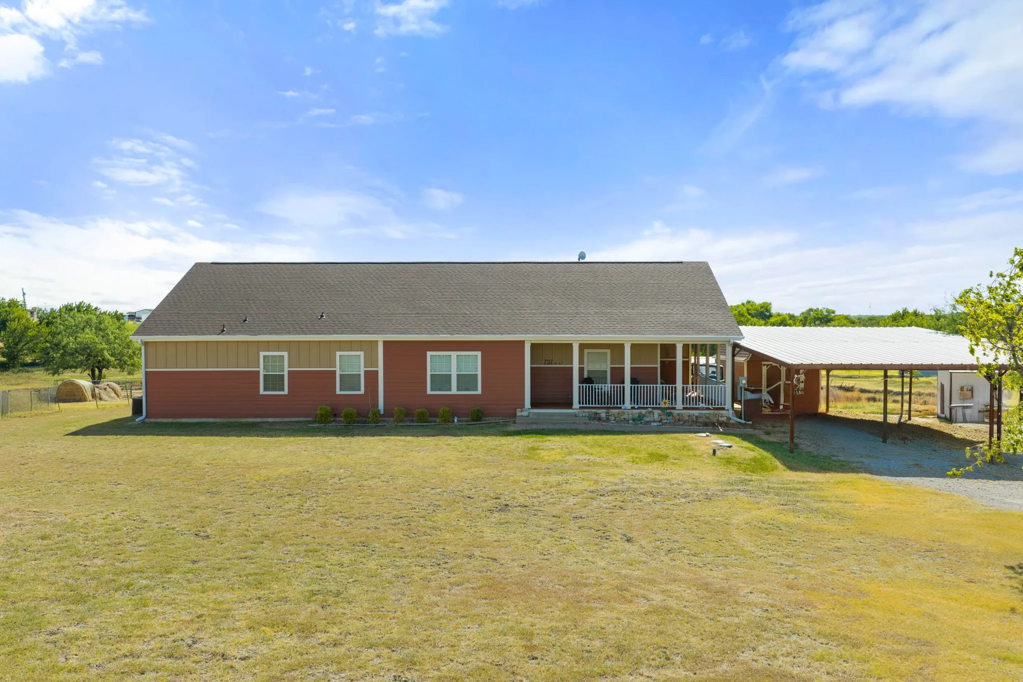 Single Family Residence For Sale in Ellis County , 737 Bunk House Drive, Venus, Texas 76084, 4 Bedroom, 2 Bathroom, Garage spaces, 2,746 Sqft, built in 2016, mls#21358947, Real Estate Agent in Venus, Homes For Sale in Ellis county, Homes For Sale in Venus, Realtor in Venus Texas, Real Estate Brokerage Independent Realty Texas, Luminita Cordes Realtor