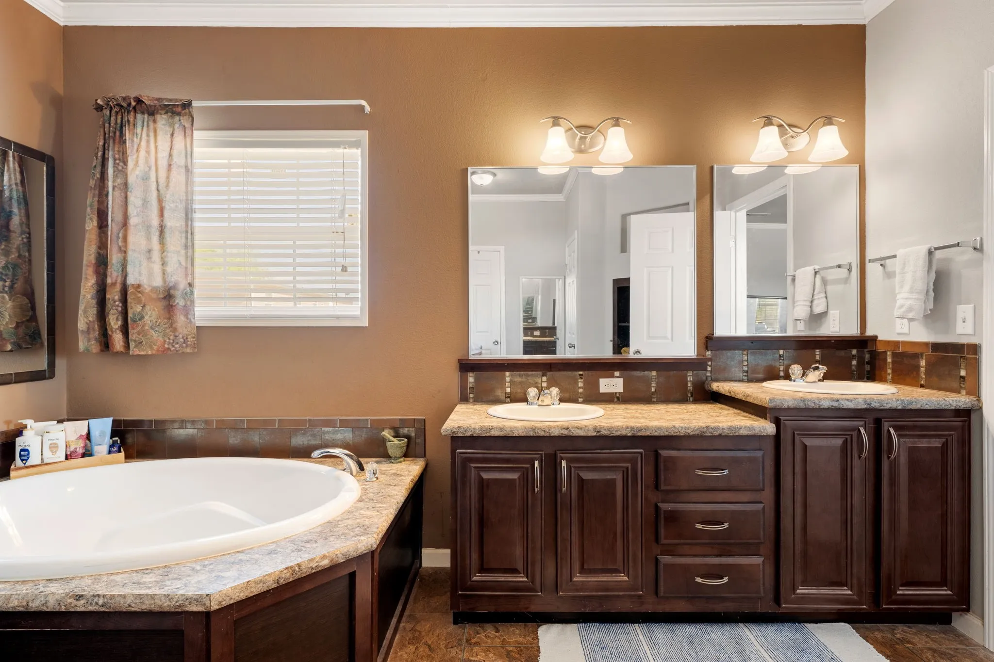 Single Family Residence For Sale in Ellis County , 737 Bunk House Drive, Venus, Texas 76084, 4 Bedroom, 2 Bathroom, Garage spaces, 2,746 Sqft, built in 2016, mls#21358947, Real Estate Agent in Venus, Homes For Sale in Ellis county, Homes For Sale in Venus, Realtor in Venus Texas, Real Estate Brokerage Independent Realty Texas, Luminita Cordes Realtor