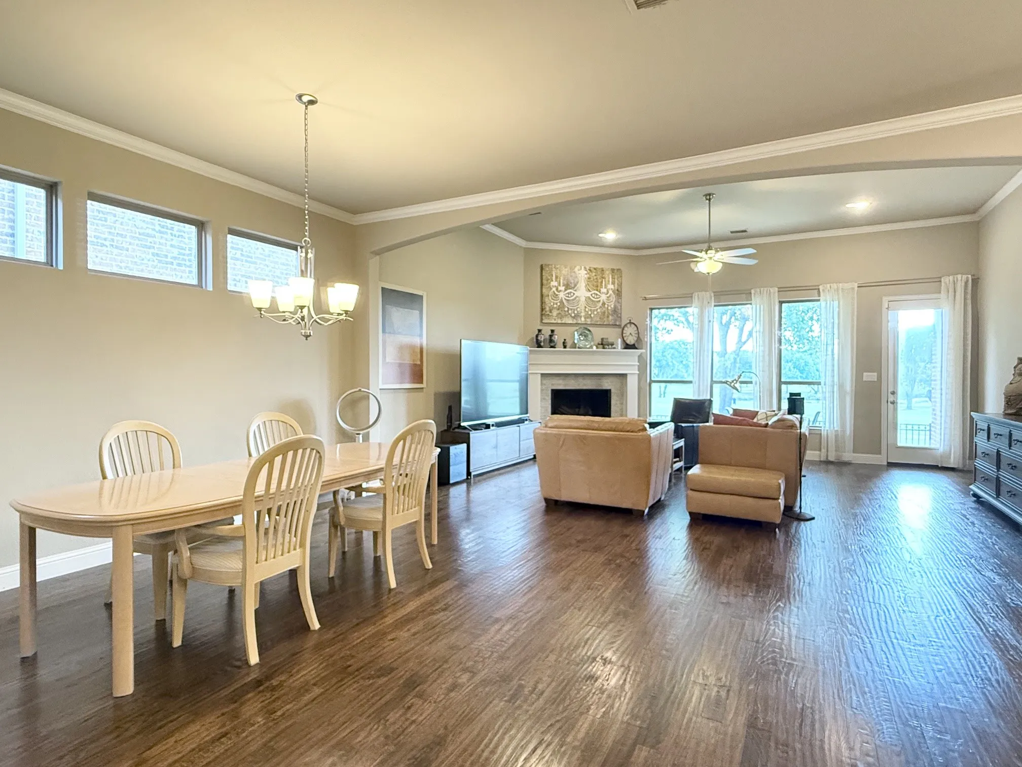 Family and dining overlooking the golf course