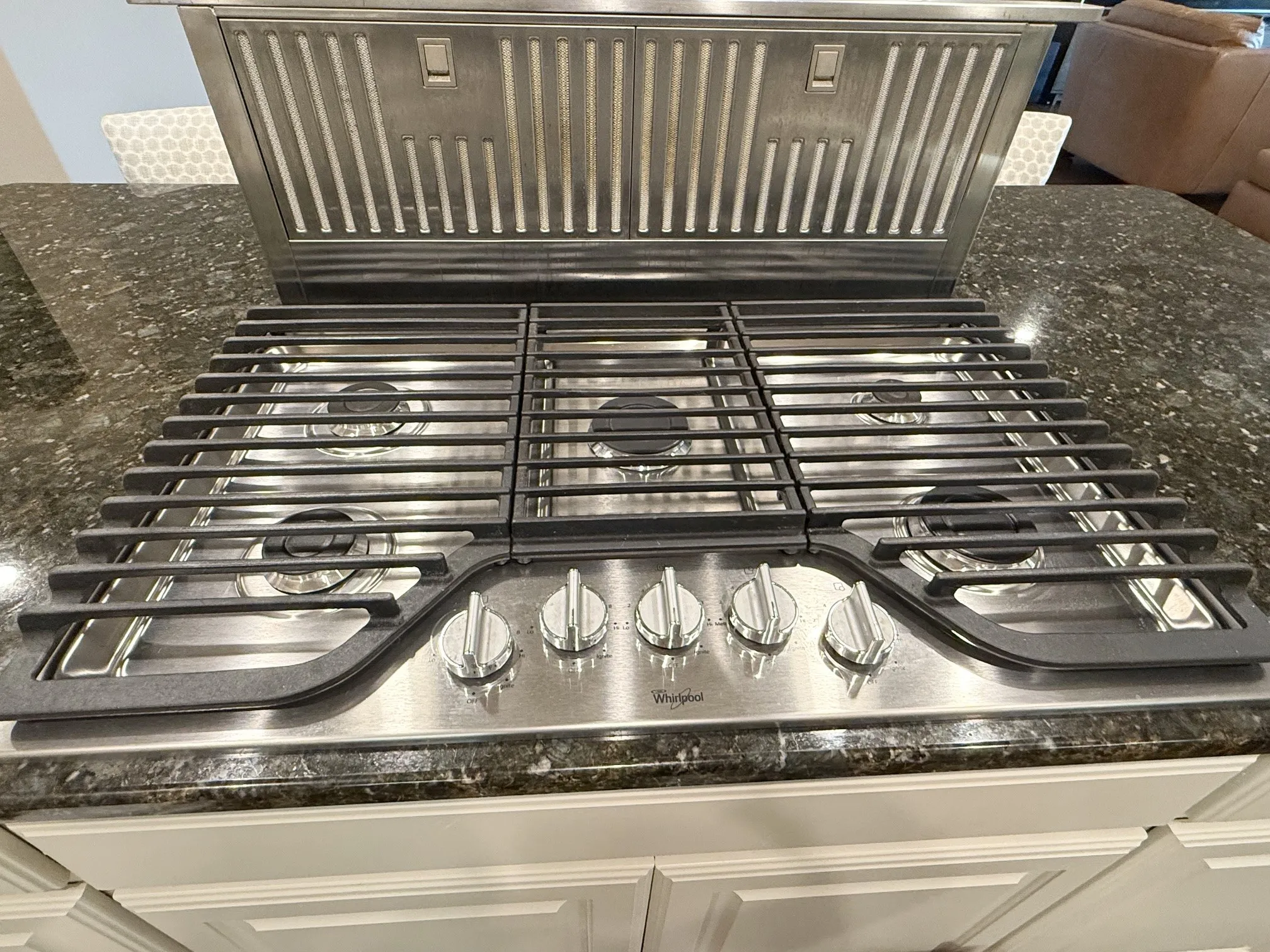 Gas cooktop with 5 burners and popped up ventilation