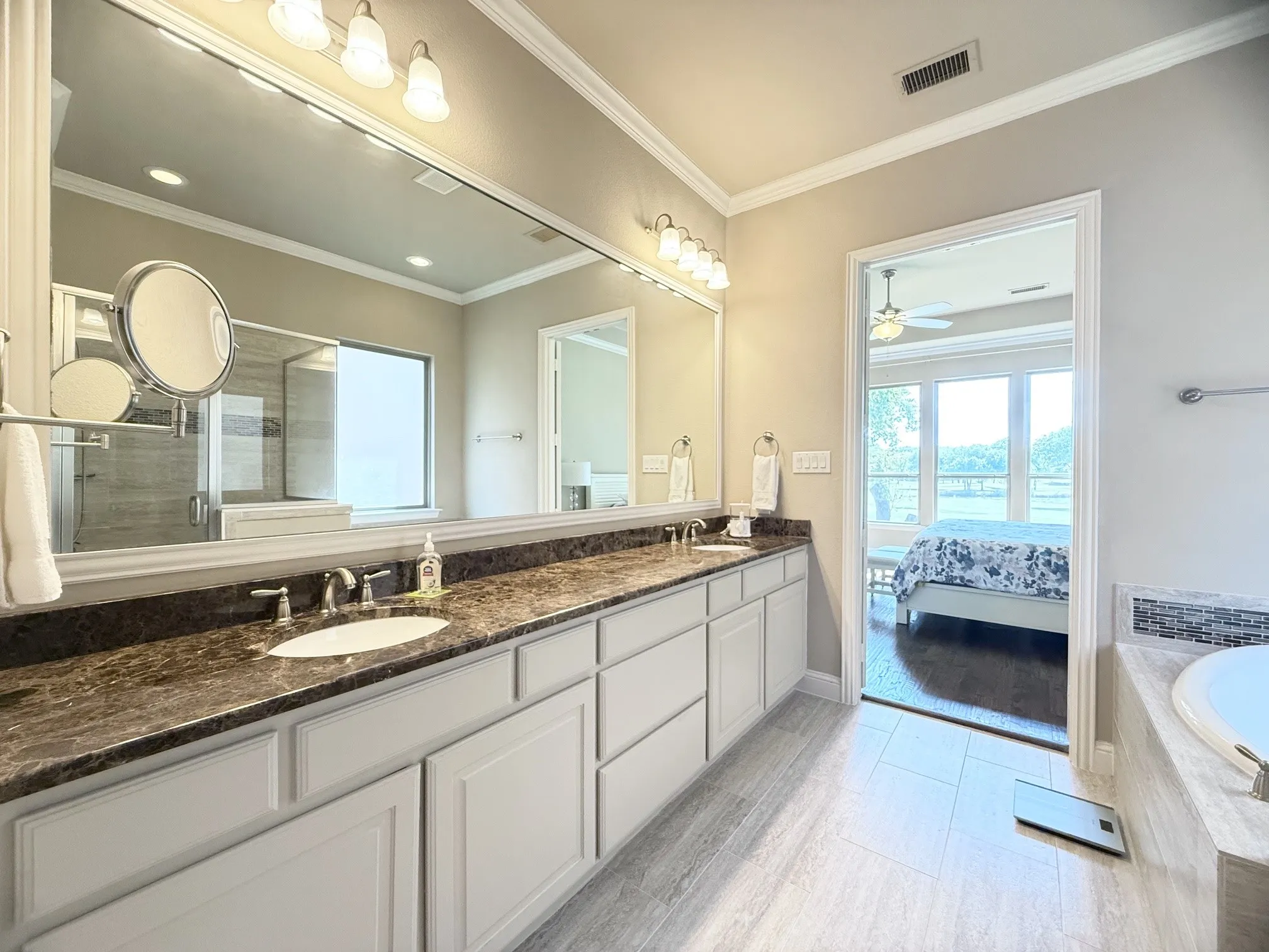 Primary bath with dual sinks