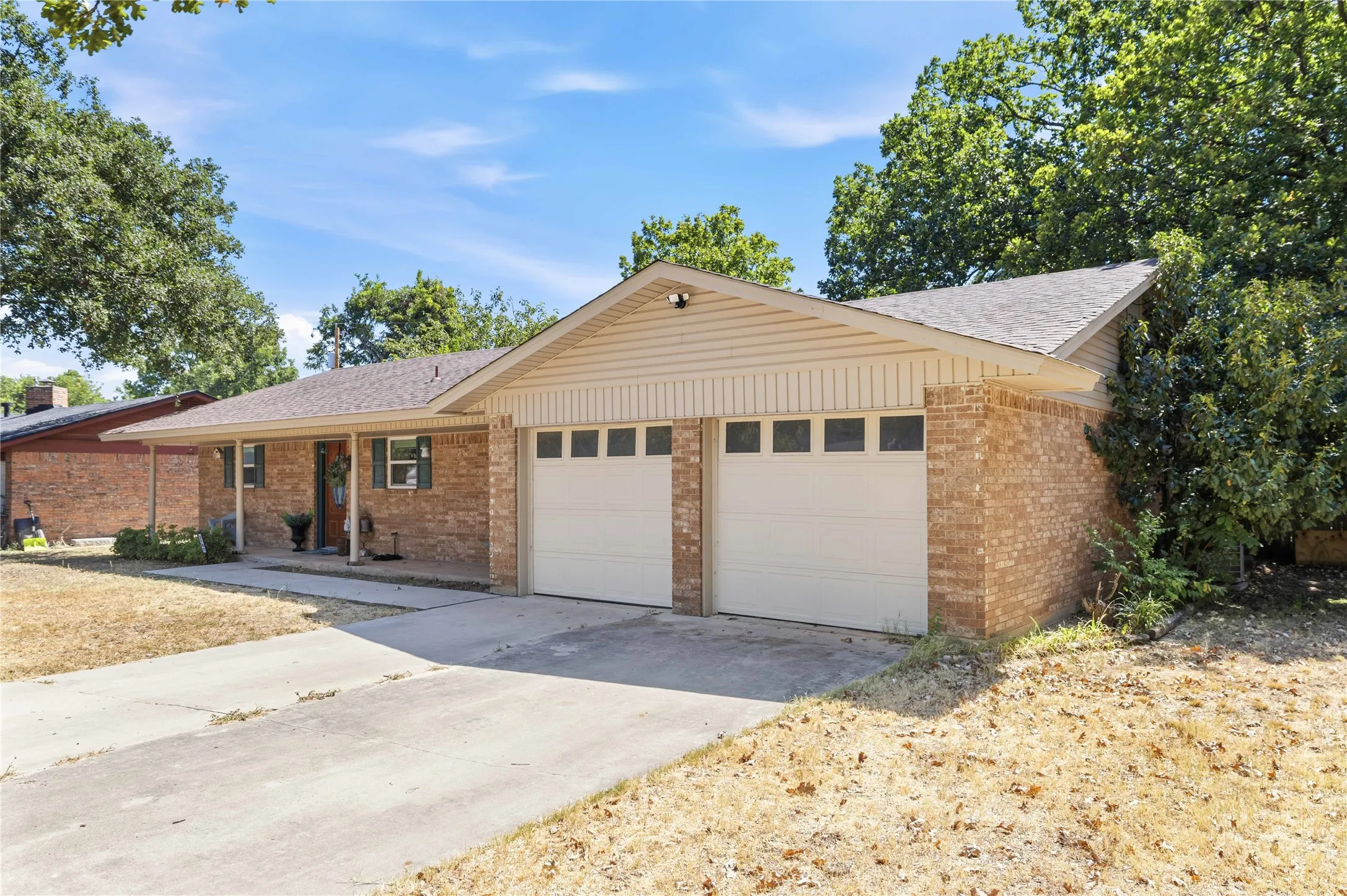 Single Family Residence For Sale in Brown County , 2107 16th Street, Brownwood, Texas 76801, 3 Bedroom, 2 Bathroom, 2 Garage spaces, 1,449 Sqft, built in 1968, mls#21359985, Real Estate Agent in Brownwood, Homes For Sale in Brown county, Homes For Sale in Brownwood, Realtor in Brownwood Texas, Real Estate Brokerage Independent Realty Texas, Luminita Cordes Realtor