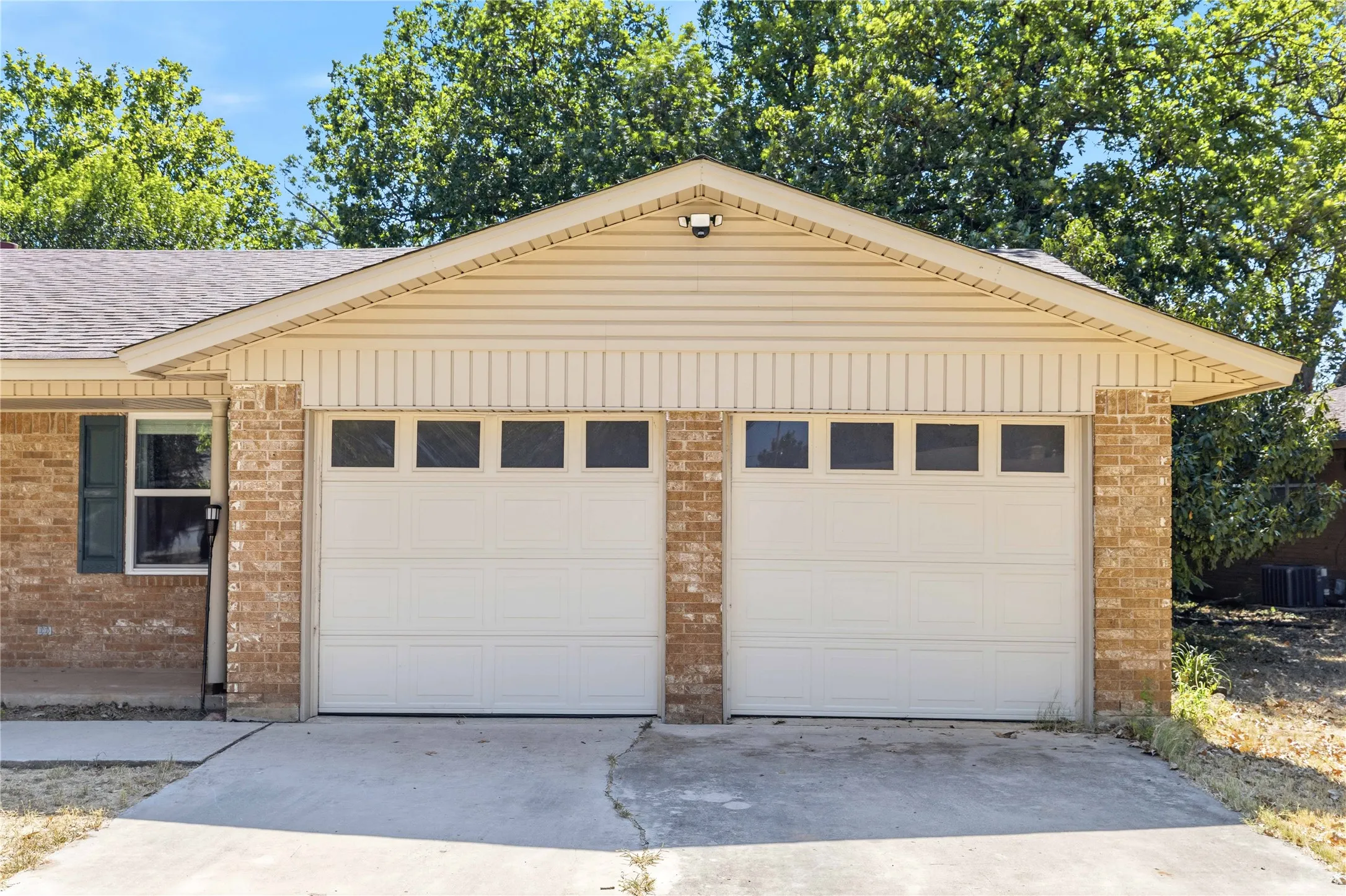Single Family Residence For Sale in Brown County , 2107 16th Street, Brownwood, Texas 76801, 3 Bedroom, 2 Bathroom, 2 Garage spaces, 1,449 Sqft, built in 1968, mls#21359985, Real Estate Agent in Brownwood, Homes For Sale in Brown county, Homes For Sale in Brownwood, Realtor in Brownwood Texas, Real Estate Brokerage Independent Realty Texas, Luminita Cordes Realtor