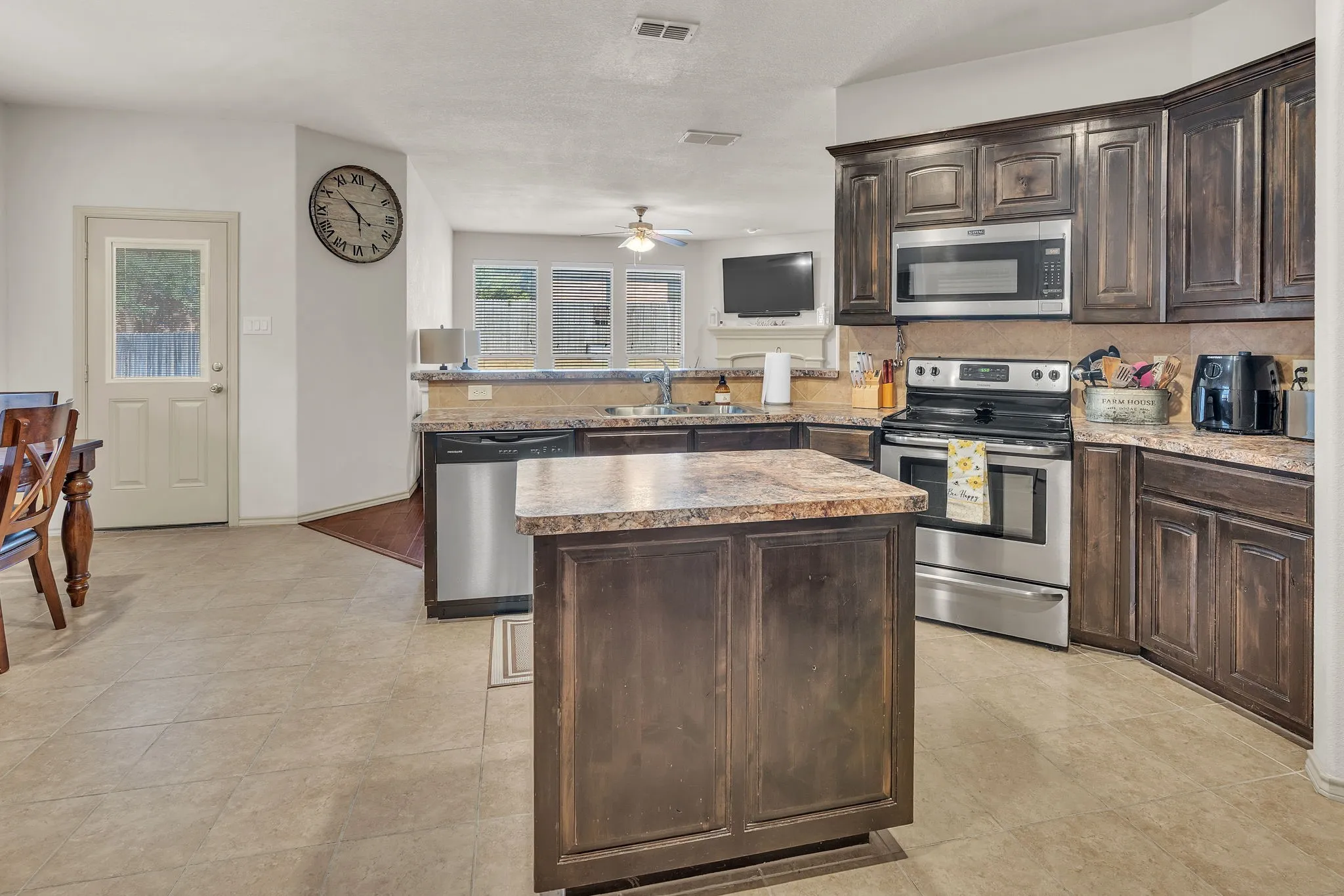 Single Family Residence For Sale in Parker County , 1052 Jodie Drive, Weatherford, Texas 76087, 3 Bedroom, 2 Bathroom, 2 Garage spaces, 1,733 Sqft, built in 2013, mls#21360083, Real Estate Agent in Weatherford, Homes For Sale in Parker county, Homes For Sale in Weatherford, Realtor in Weatherford Texas, Real Estate Brokerage Independent Realty Texas, Luminita Cordes Realtor