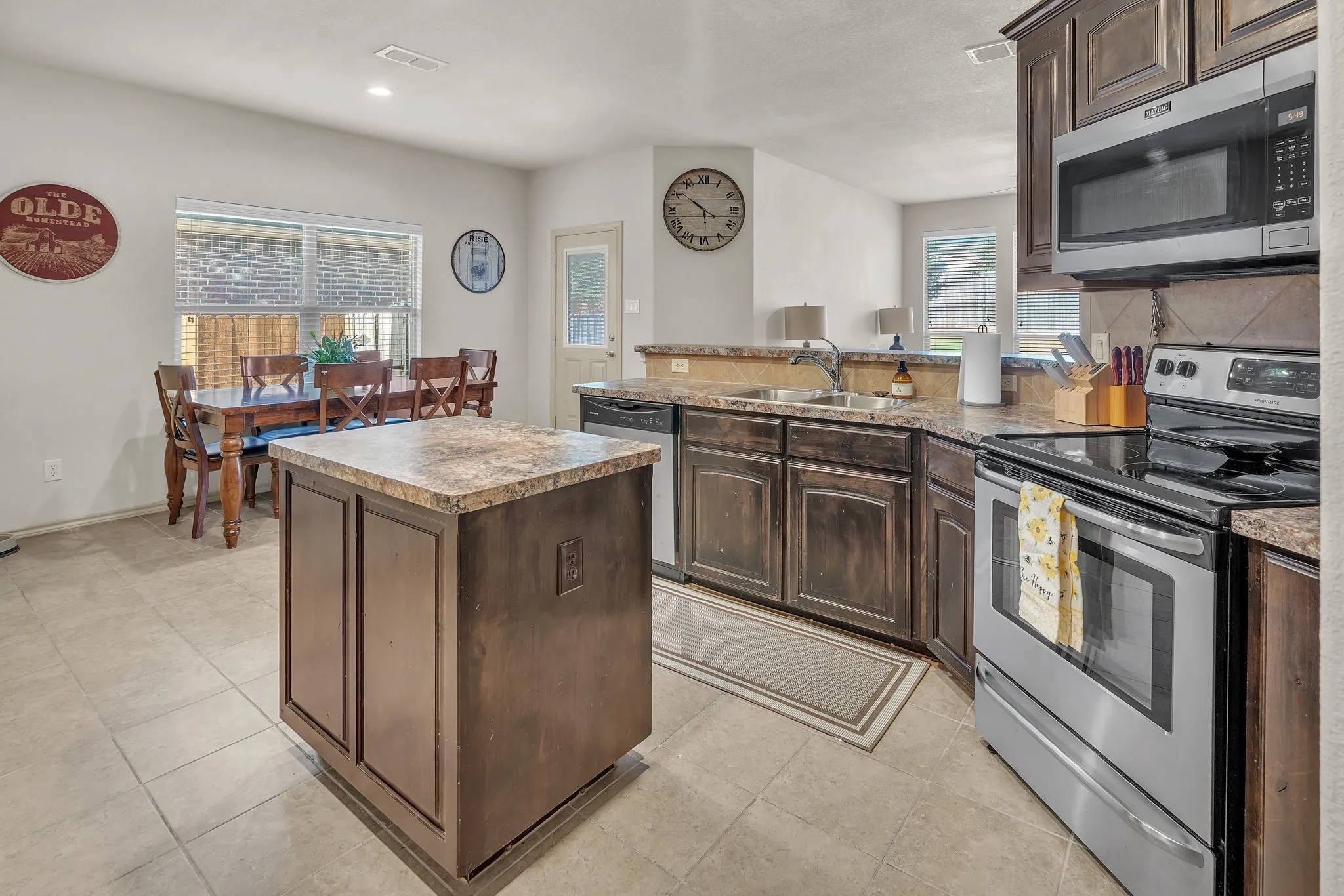 Single Family Residence For Sale in Parker County , 1052 Jodie Drive, Weatherford, Texas 76087, 3 Bedroom, 2 Bathroom, 2 Garage spaces, 1,733 Sqft, built in 2013, mls#21360083, Real Estate Agent in Weatherford, Homes For Sale in Parker county, Homes For Sale in Weatherford, Realtor in Weatherford Texas, Real Estate Brokerage Independent Realty Texas, Luminita Cordes Realtor