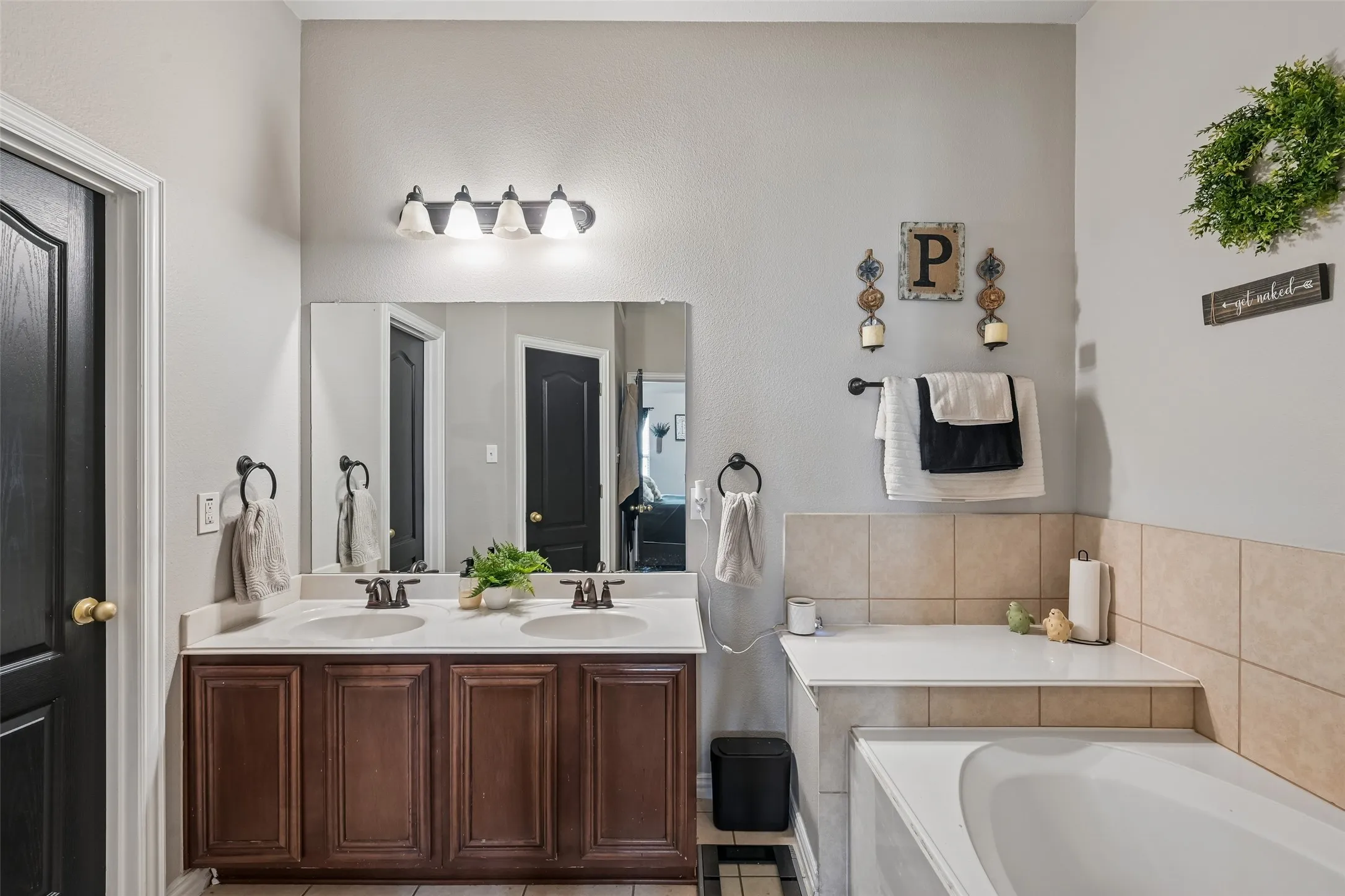 Single Family Residence For Sale in Tarrant County , 702 Sendero Drive, Arlington, Texas 76002, 4 Bedroom, 2 Bathroom, 2 Garage spaces, 1,942 Sqft, built in 2011, mls#21357756, Real Estate Agent in Arlington, Homes For Sale in Tarrant county, Homes For Sale in Arlington, Realtor in Arlington Texas, Real Estate Brokerage Independent Realty Texas, Luminita Cordes Realtor
