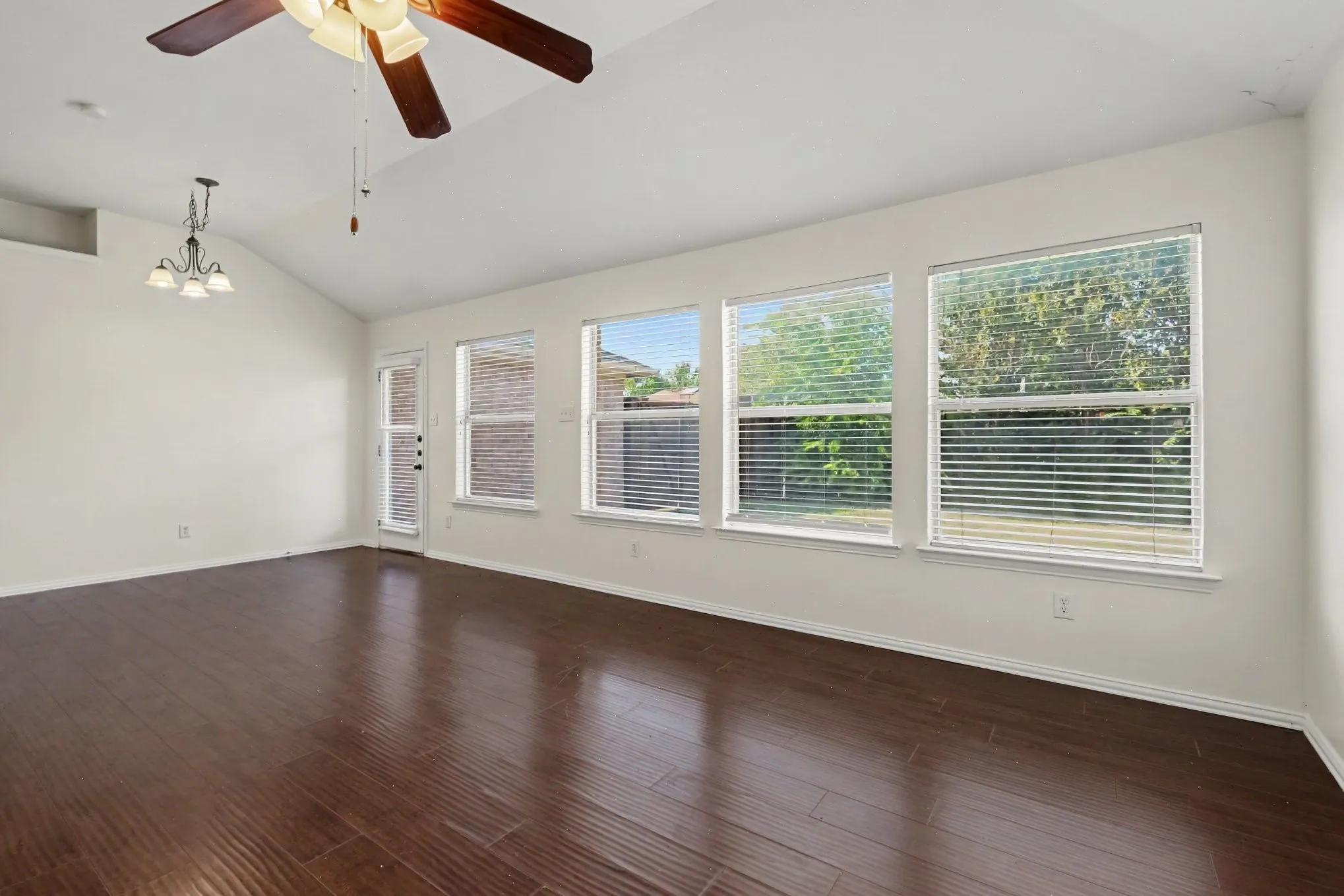 Single Family Residence For Rent in Collin County , 10112 Asheboro Street, Frisco, Texas 75035, 3 Bedroom, 2 Bathroom, 3 Garage spaces, 2,091 Sqft, built in 1999, mls#21360092, Real Estate Agent in Frisco, Homes For Rent in Collin county, Homes For Rent in Frisco, Realtor in Frisco Texas, Real Estate Brokerage Independent Realty Texas, Luminita Cordes Realtor