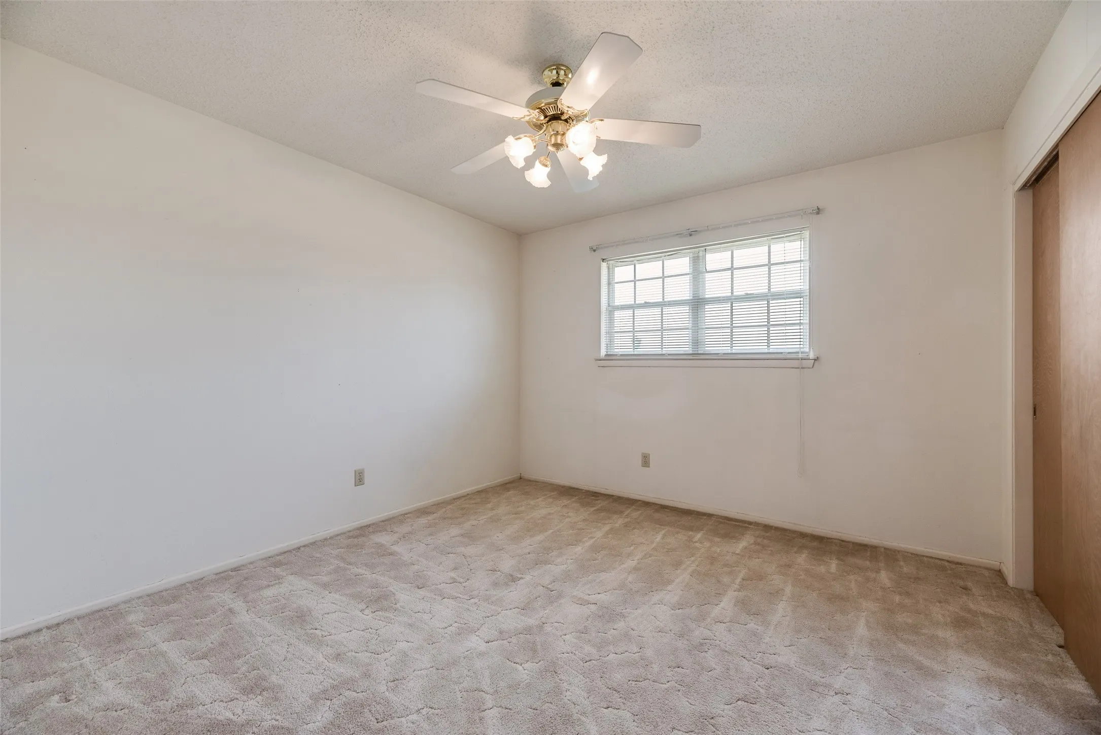 Single Family Residence For Sale in Tarrant County , 520 Pecan Street, Crowley, Texas 76036, 3 Bedroom, 2 Bathroom, 2 Garage spaces, 1,366 Sqft, built in 1967, mls#21358823, Real Estate Agent in Crowley, Homes For Sale in Tarrant county, Homes For Sale in Crowley, Realtor in Crowley Texas, Real Estate Brokerage Independent Realty Texas, Luminita Cordes Realtor