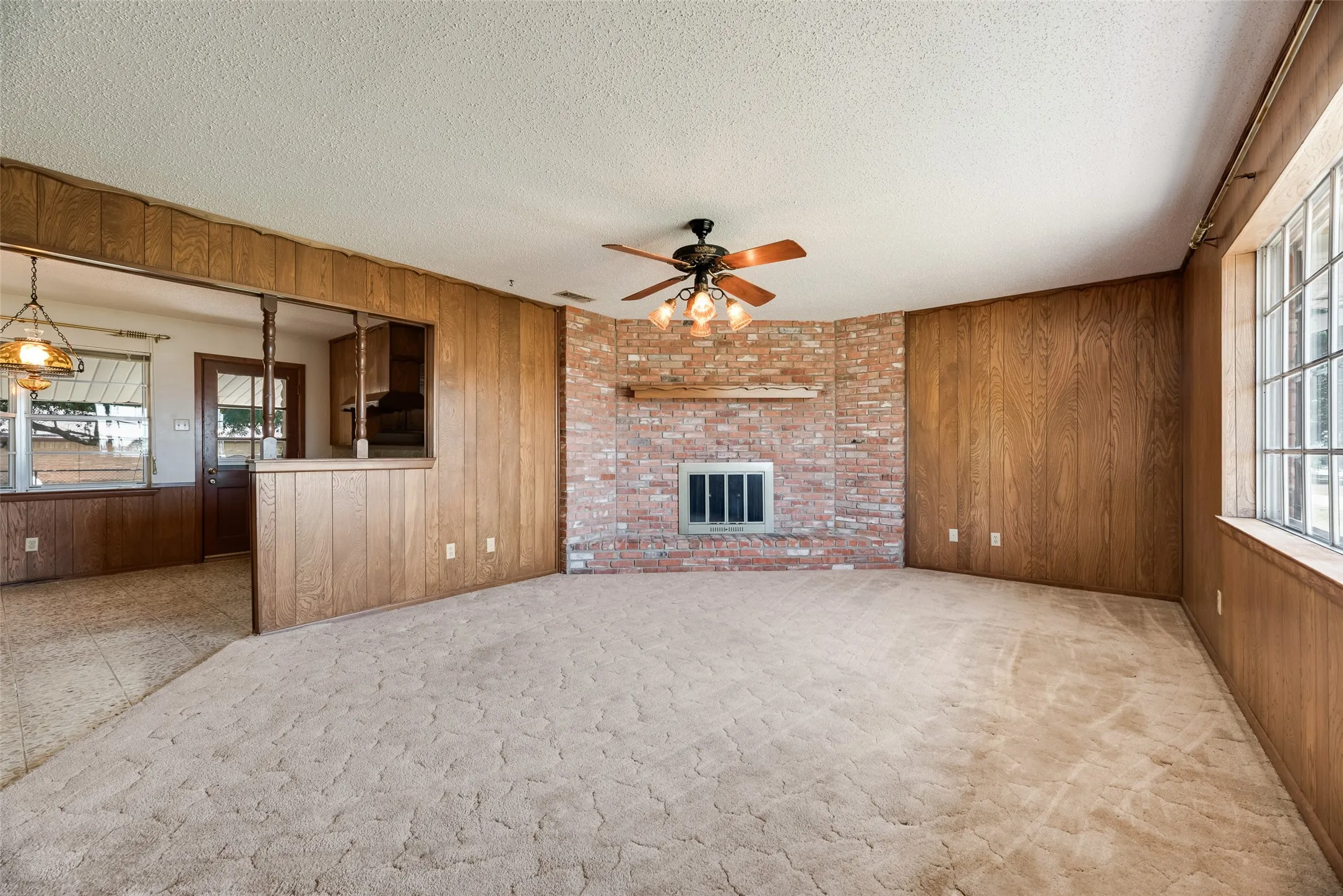 Single Family Residence For Sale in Tarrant County , 520 Pecan Street, Crowley, Texas 76036, 3 Bedroom, 2 Bathroom, 2 Garage spaces, 1,366 Sqft, built in 1967, mls#21358823, Real Estate Agent in Crowley, Homes For Sale in Tarrant county, Homes For Sale in Crowley, Realtor in Crowley Texas, Real Estate Brokerage Independent Realty Texas, Luminita Cordes Realtor
