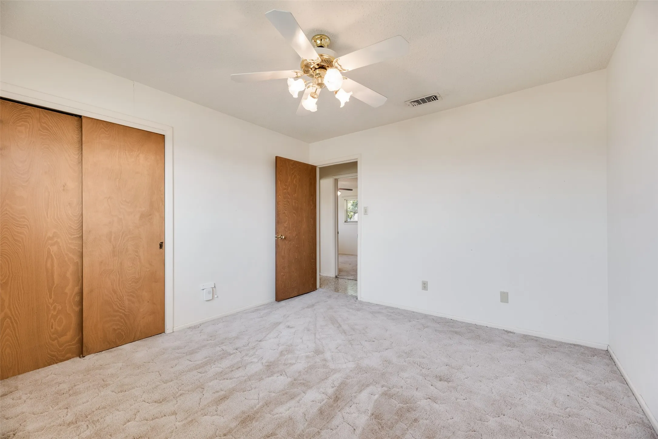 Single Family Residence For Sale in Tarrant County , 520 Pecan Street, Crowley, Texas 76036, 3 Bedroom, 2 Bathroom, 2 Garage spaces, 1,366 Sqft, built in 1967, mls#21358823, Real Estate Agent in Crowley, Homes For Sale in Tarrant county, Homes For Sale in Crowley, Realtor in Crowley Texas, Real Estate Brokerage Independent Realty Texas, Luminita Cordes Realtor