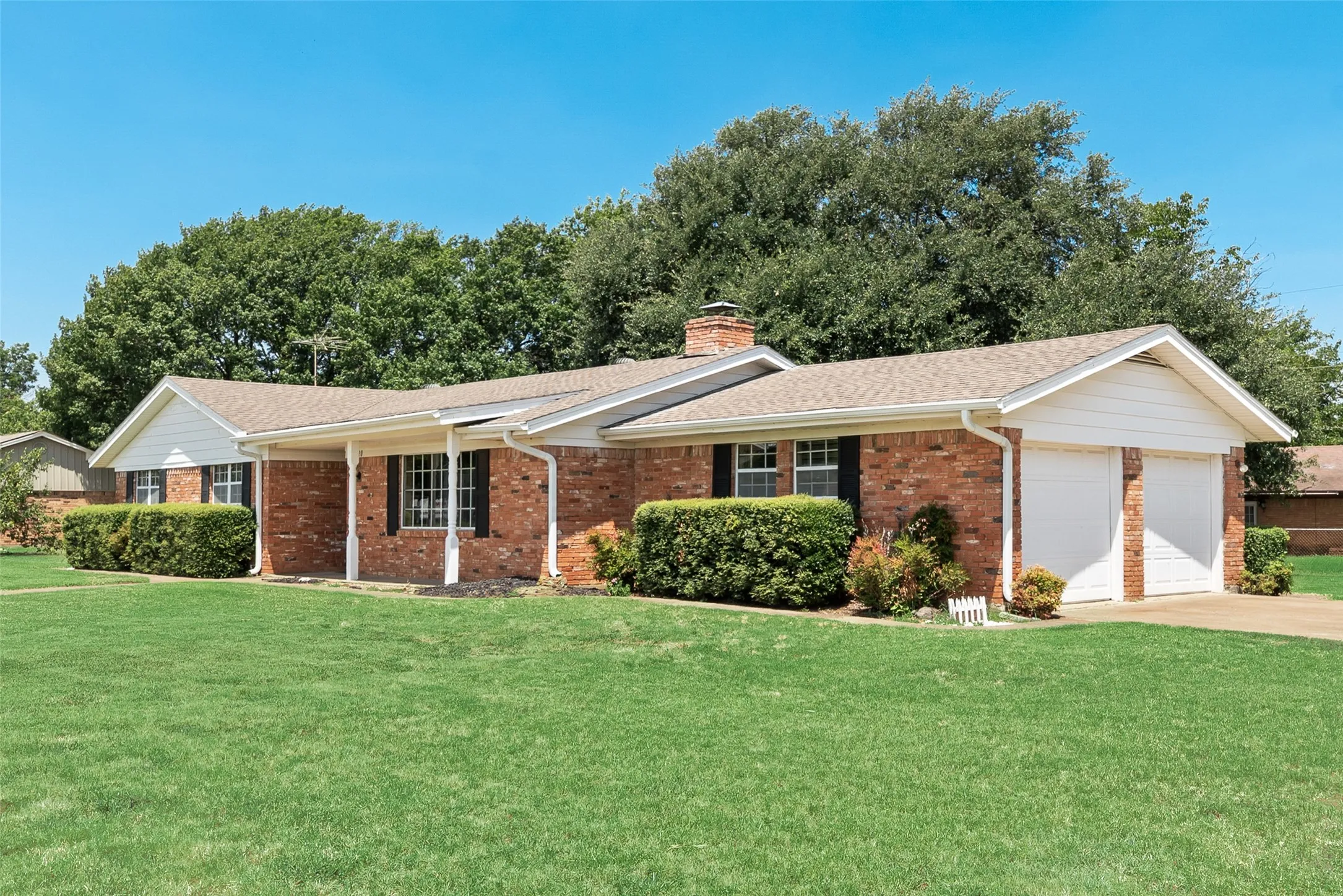 Single Family Residence For Sale in Tarrant County , 520 Pecan Street, Crowley, Texas 76036, 3 Bedroom, 2 Bathroom, 2 Garage spaces, 1,366 Sqft, built in 1967, mls#21358823, Real Estate Agent in Crowley, Homes For Sale in Tarrant county, Homes For Sale in Crowley, Realtor in Crowley Texas, Real Estate Brokerage Independent Realty Texas, Luminita Cordes Realtor