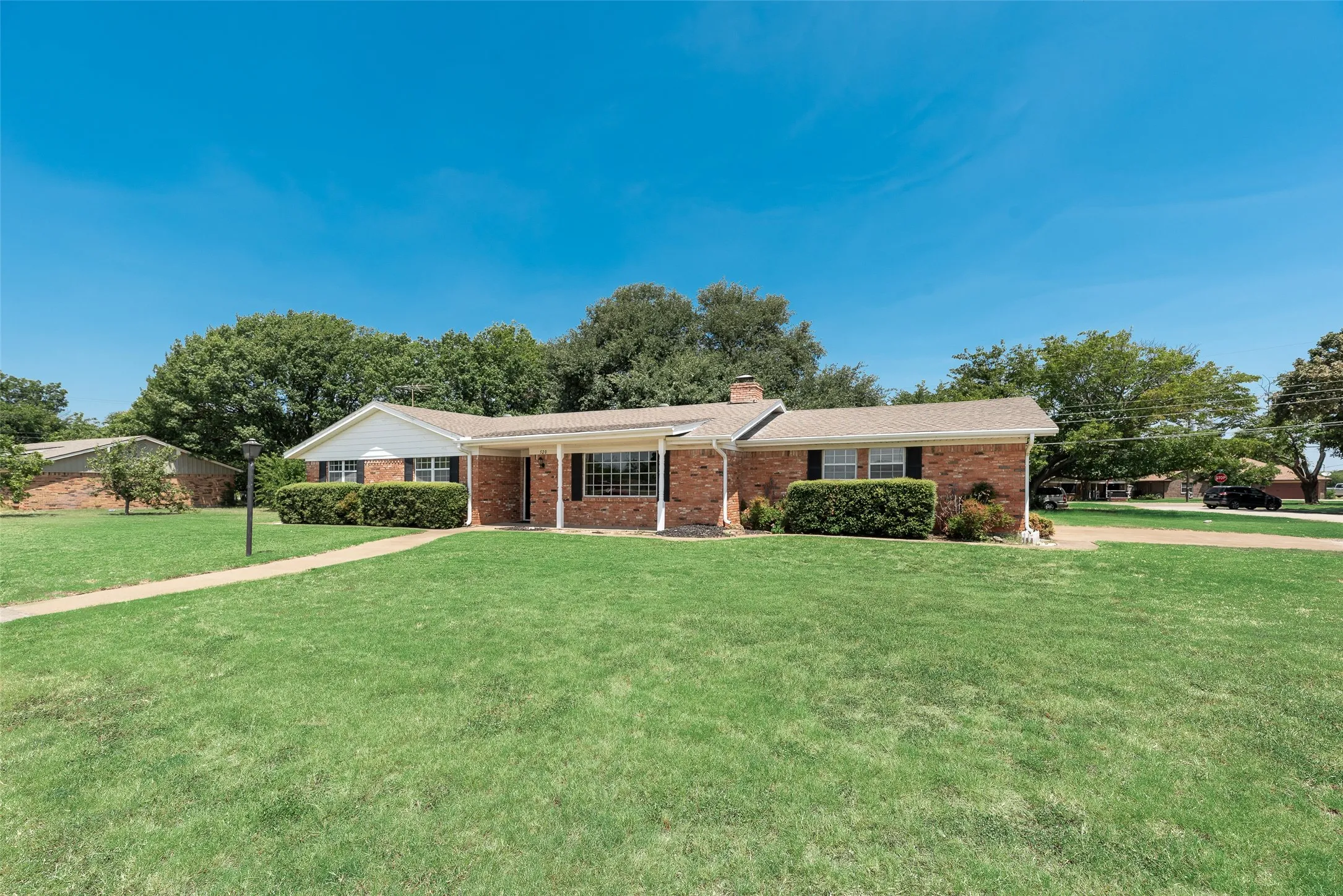 Single Family Residence For Sale in Tarrant County , 520 Pecan Street, Crowley, Texas 76036, 3 Bedroom, 2 Bathroom, 2 Garage spaces, 1,366 Sqft, built in 1967, mls#21358823, Real Estate Agent in Crowley, Homes For Sale in Tarrant county, Homes For Sale in Crowley, Realtor in Crowley Texas, Real Estate Brokerage Independent Realty Texas, Luminita Cordes Realtor
