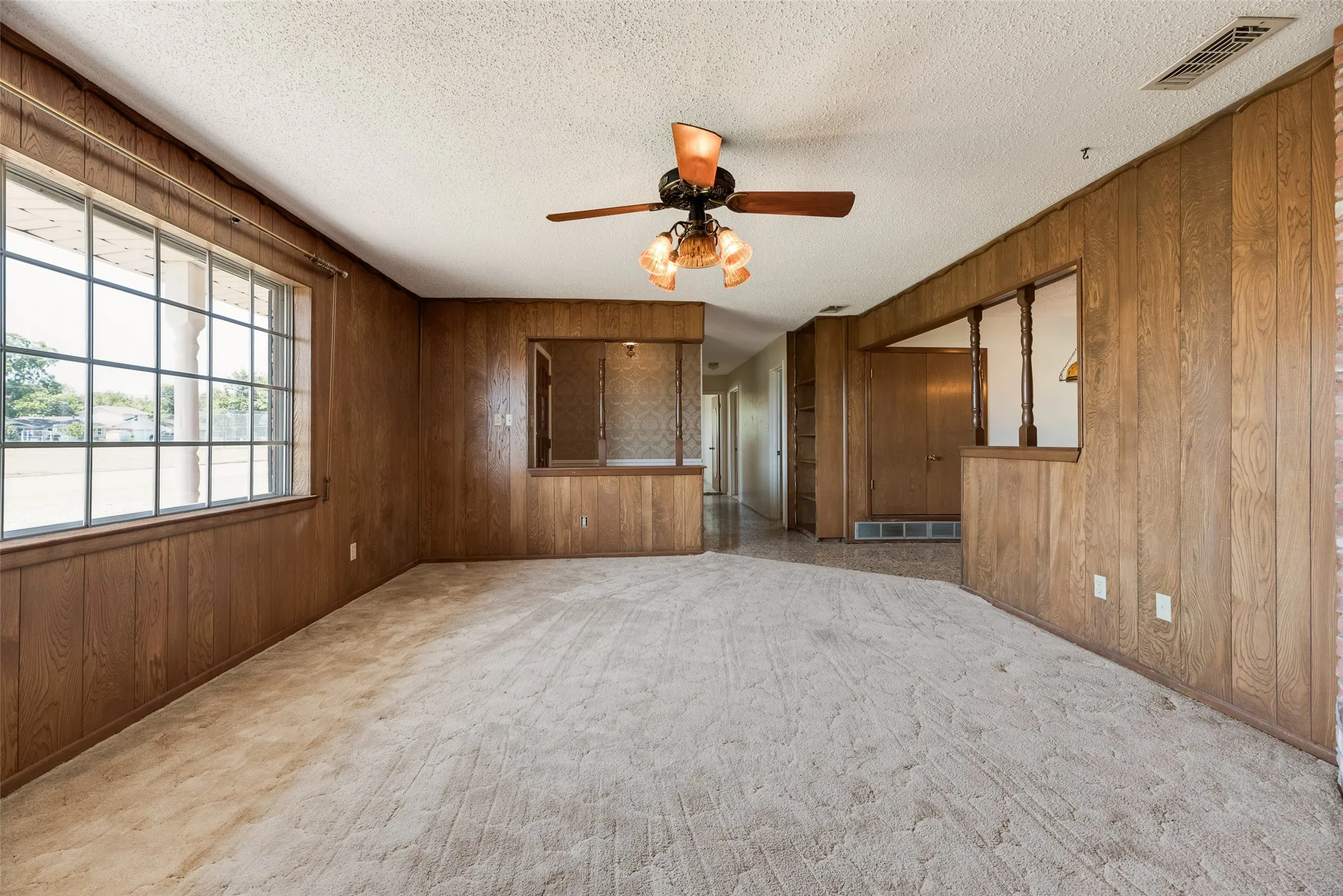 Single Family Residence For Sale in Tarrant County , 520 Pecan Street, Crowley, Texas 76036, 3 Bedroom, 2 Bathroom, 2 Garage spaces, 1,366 Sqft, built in 1967, mls#21358823, Real Estate Agent in Crowley, Homes For Sale in Tarrant county, Homes For Sale in Crowley, Realtor in Crowley Texas, Real Estate Brokerage Independent Realty Texas, Luminita Cordes Realtor